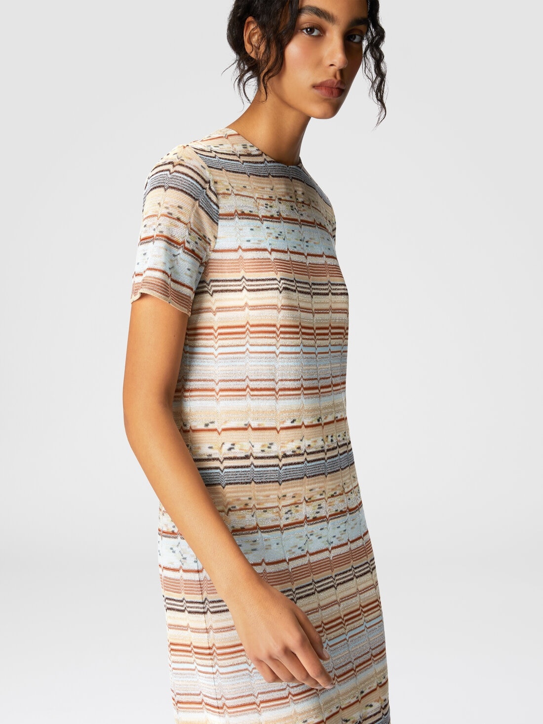 Short-sleeved mini-dress with Greek zig zag lamé - 4