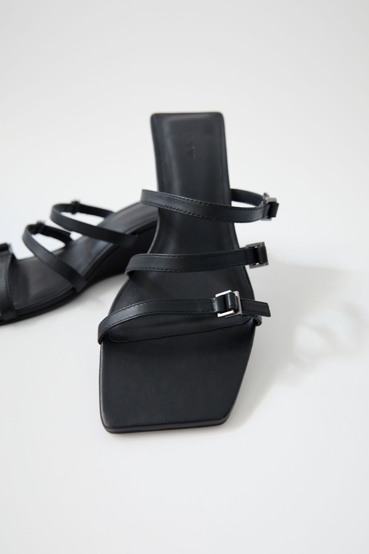 Mini Ring Detail Wedge - Black - 4