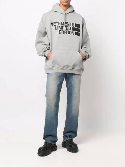 VETEMENTS oversize logo-print hoodie outlook