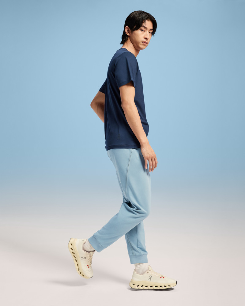 On Movement Joggers outlook