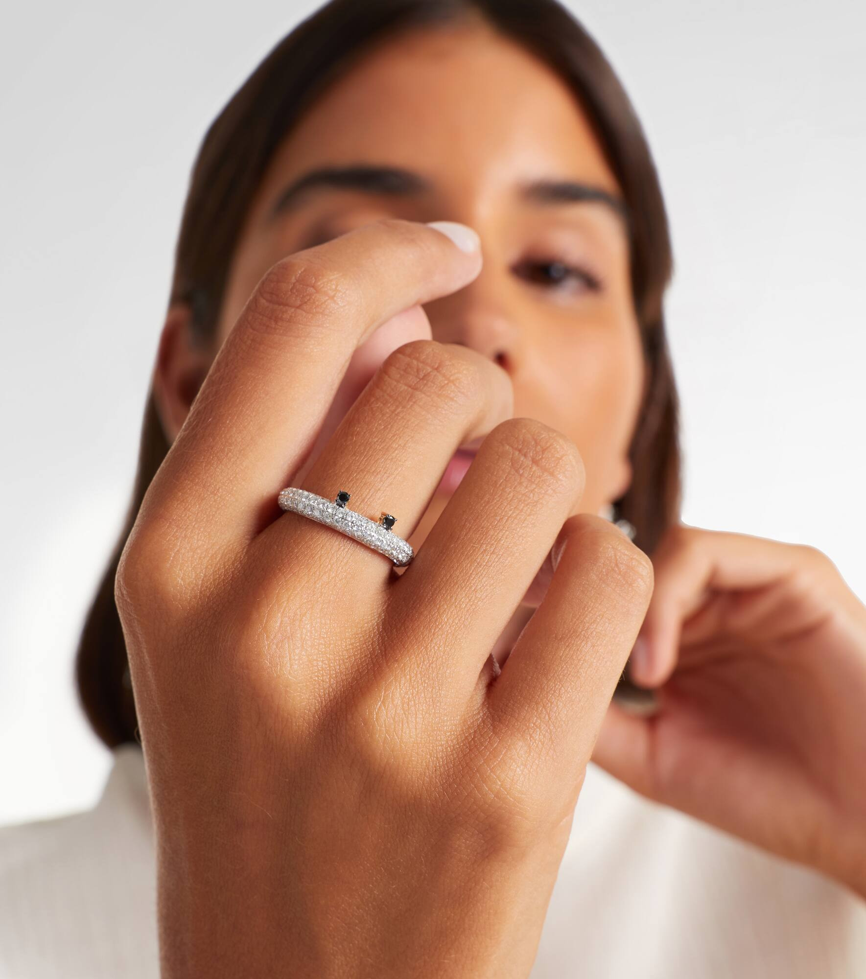 9kt white gold ring with black diamonds and grey diamonds - 3