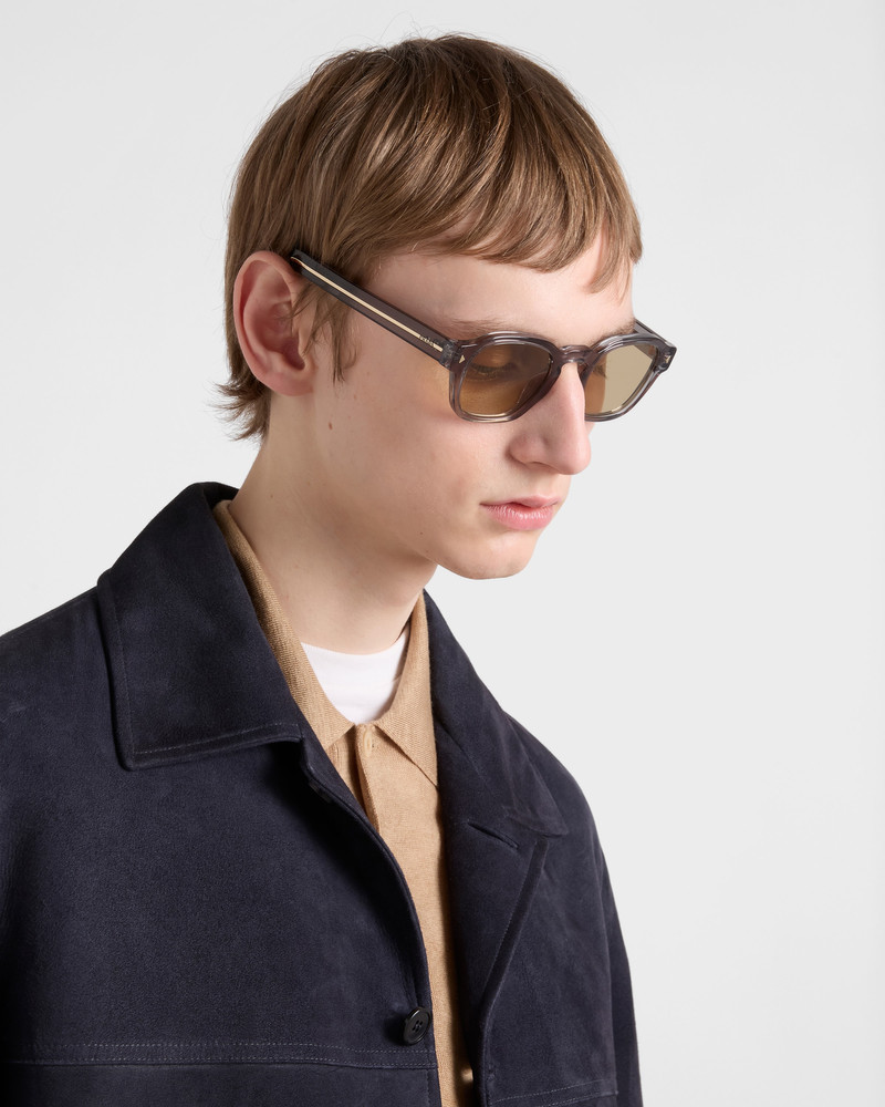 Sunglasses with the iconic metal plaque 6