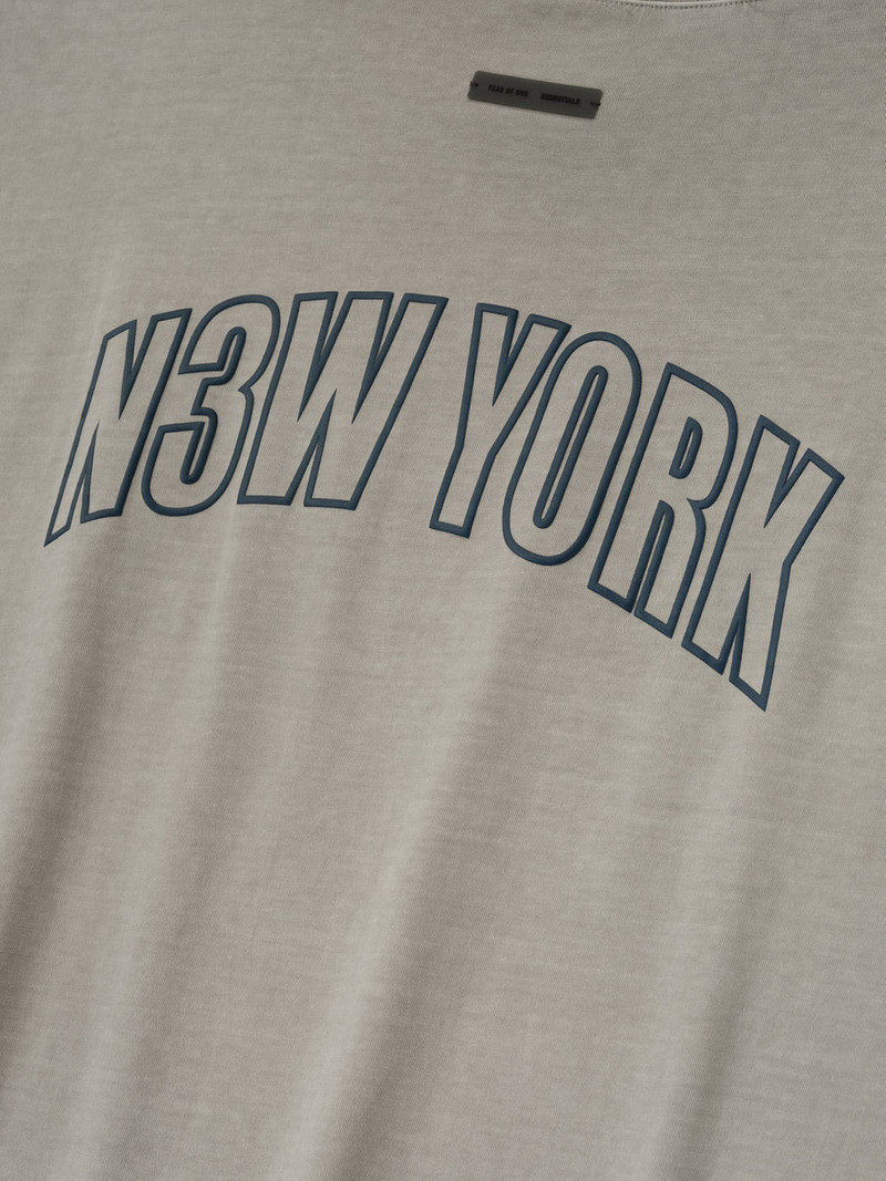 ESSENTIALS New York 90s Tee outlook