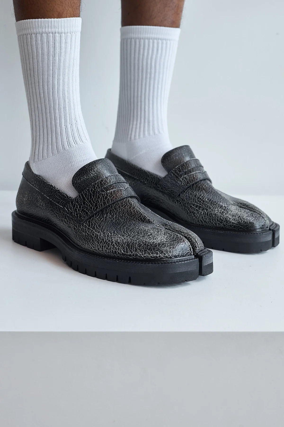 Maison Margiela Cracked Leather Tabi County Loafer Black/White - 6
