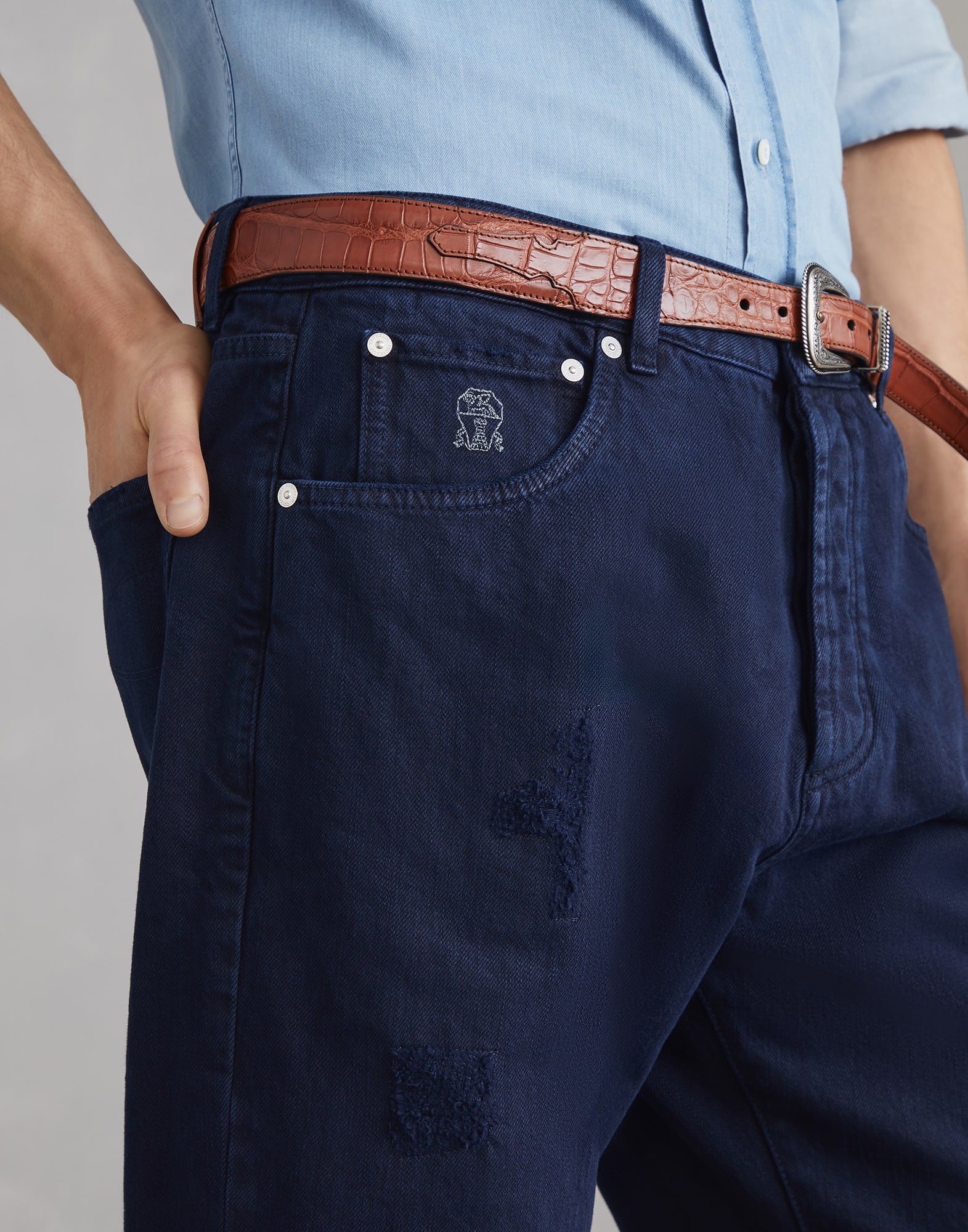 Garment-dyed slubbed denim leisure fit five-pocket trousers with rips - 3