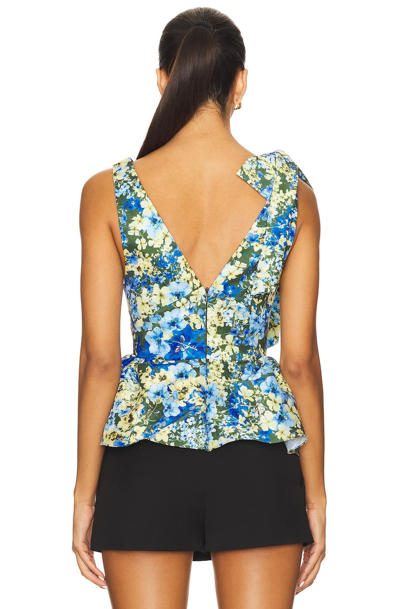 KIKA VARGAS Ilhan Top outlook