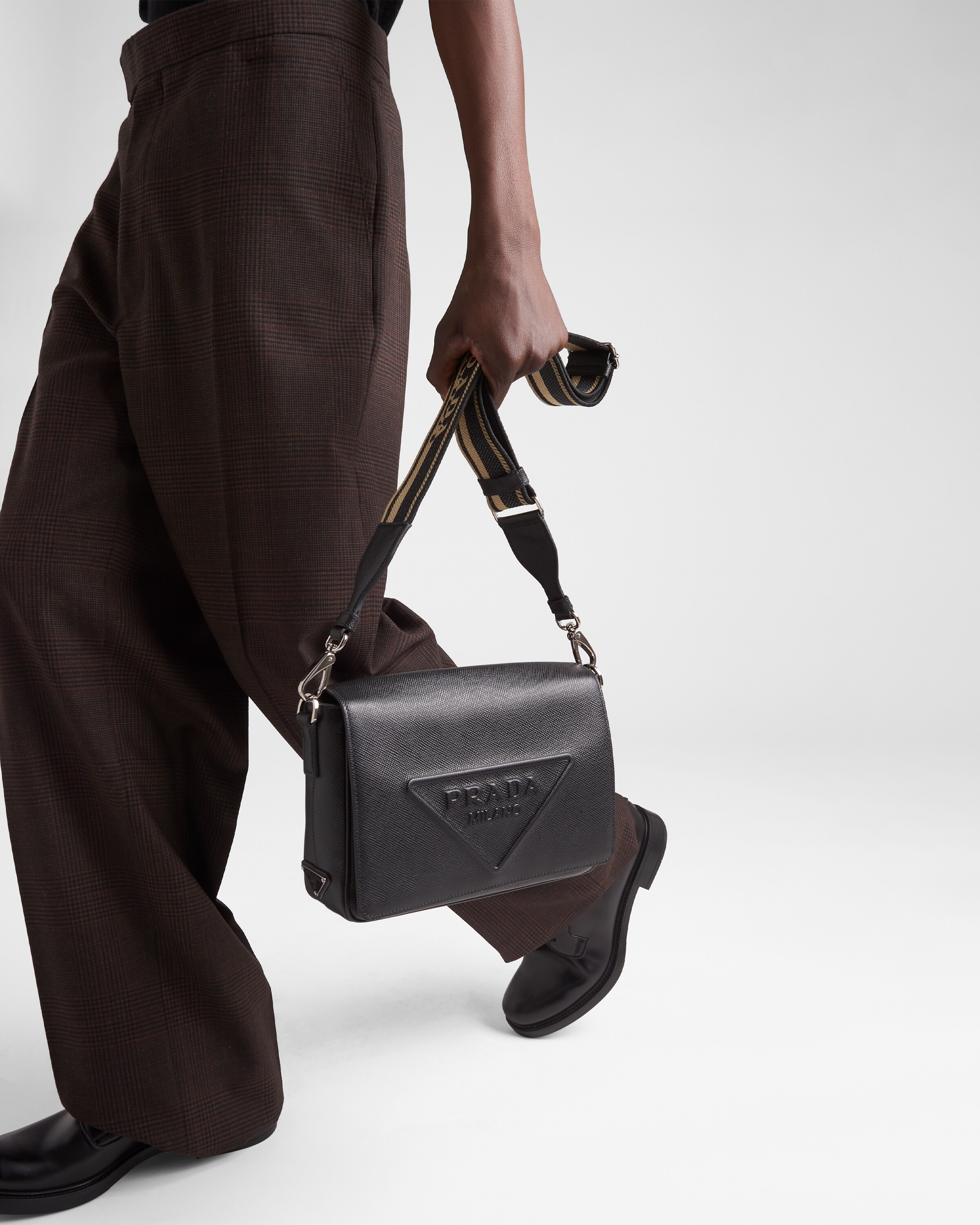 Saffiano leather shoulder bag - 7