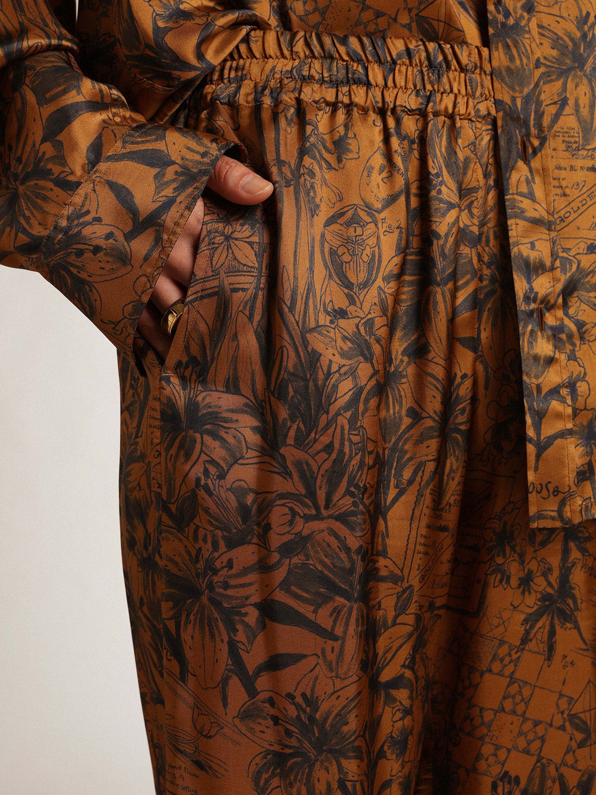 Women's joggers in golden brown with notebook print - 5