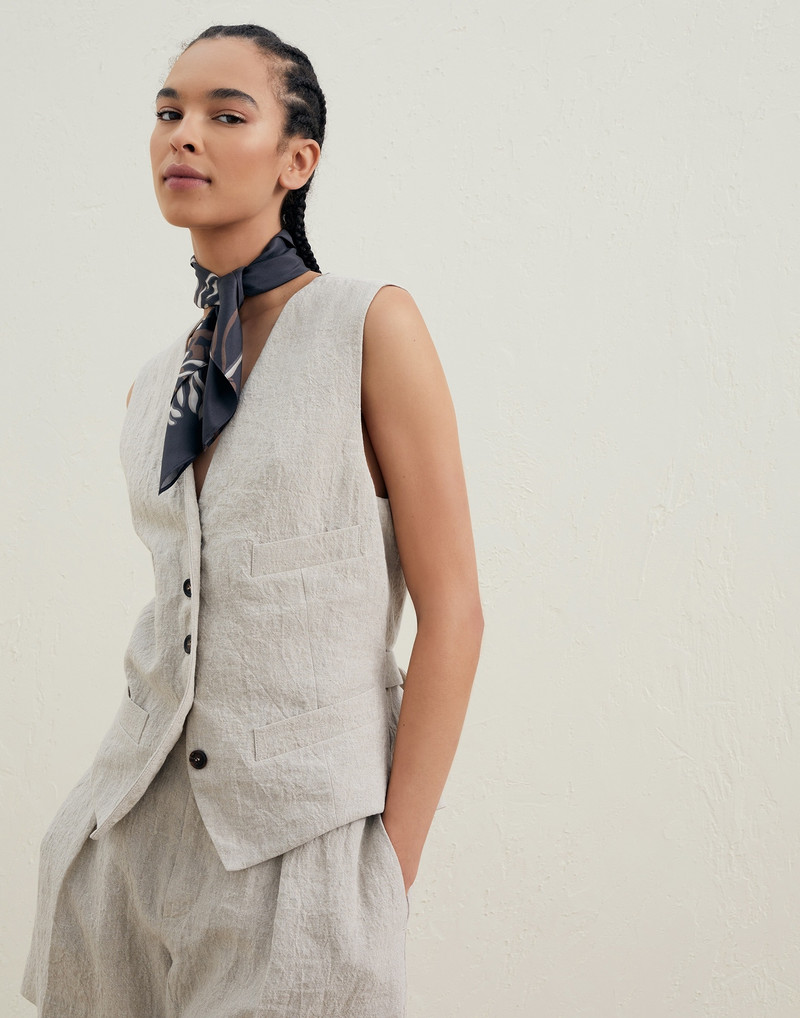 Wrinkled délavé linen waistcoat with monili and marine flower foulard - 1