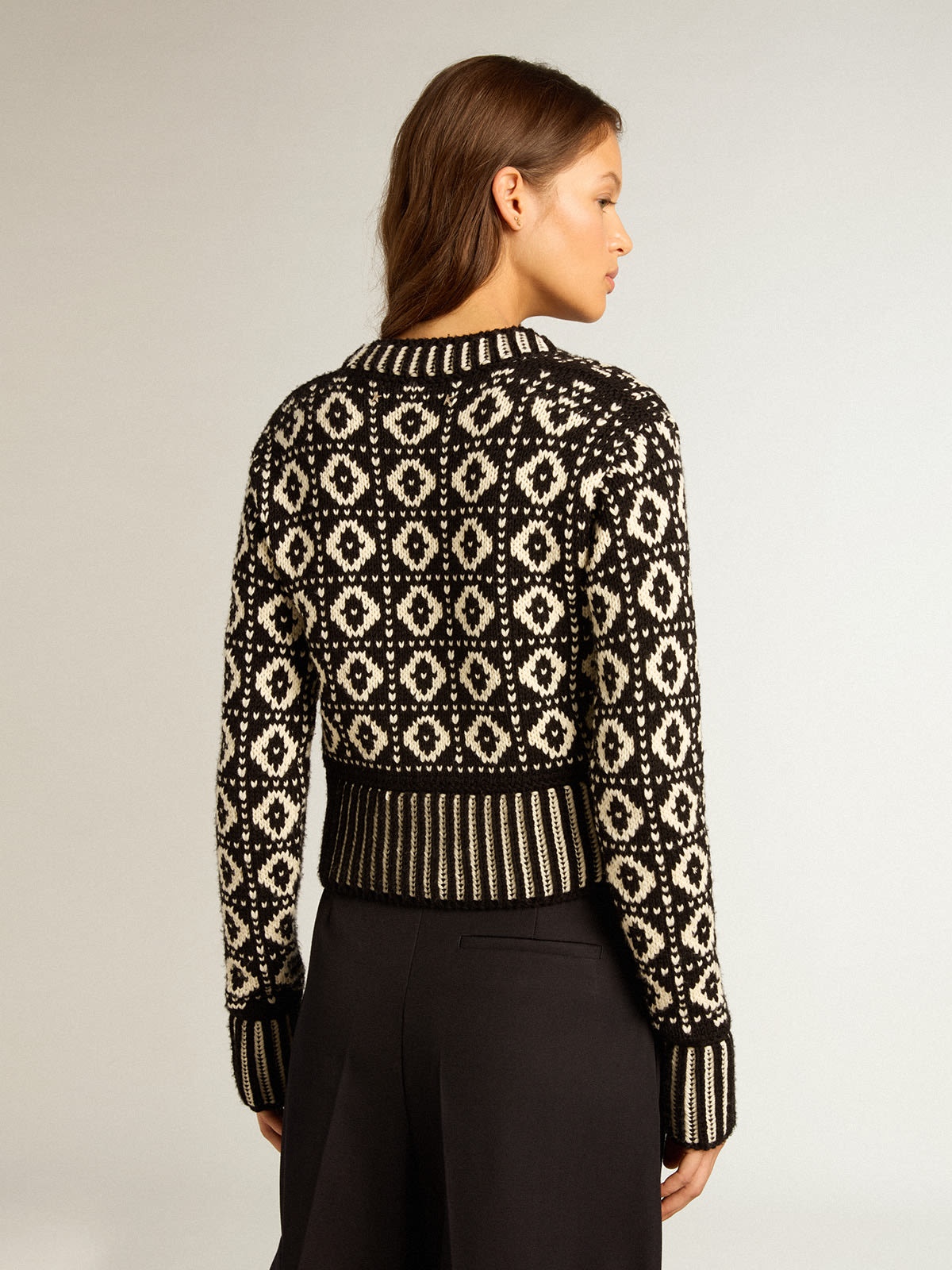 Cropped cardigan with geometric design in vintage white and black - 4