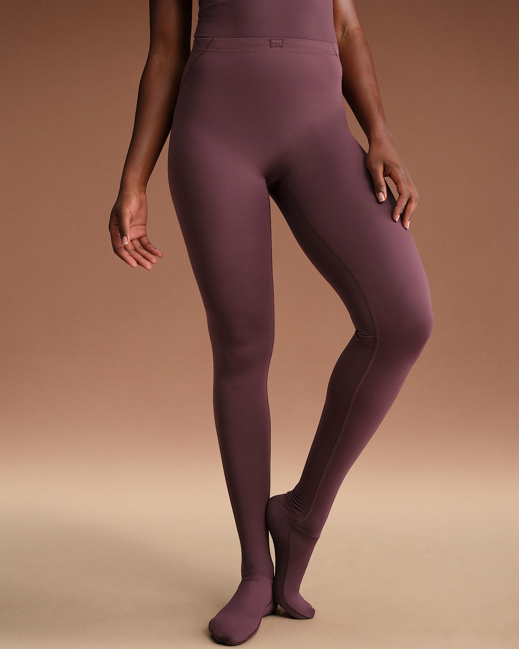 NikeSKIMS Matte Women's High-Waisted Footsie Grip Leggings - 2