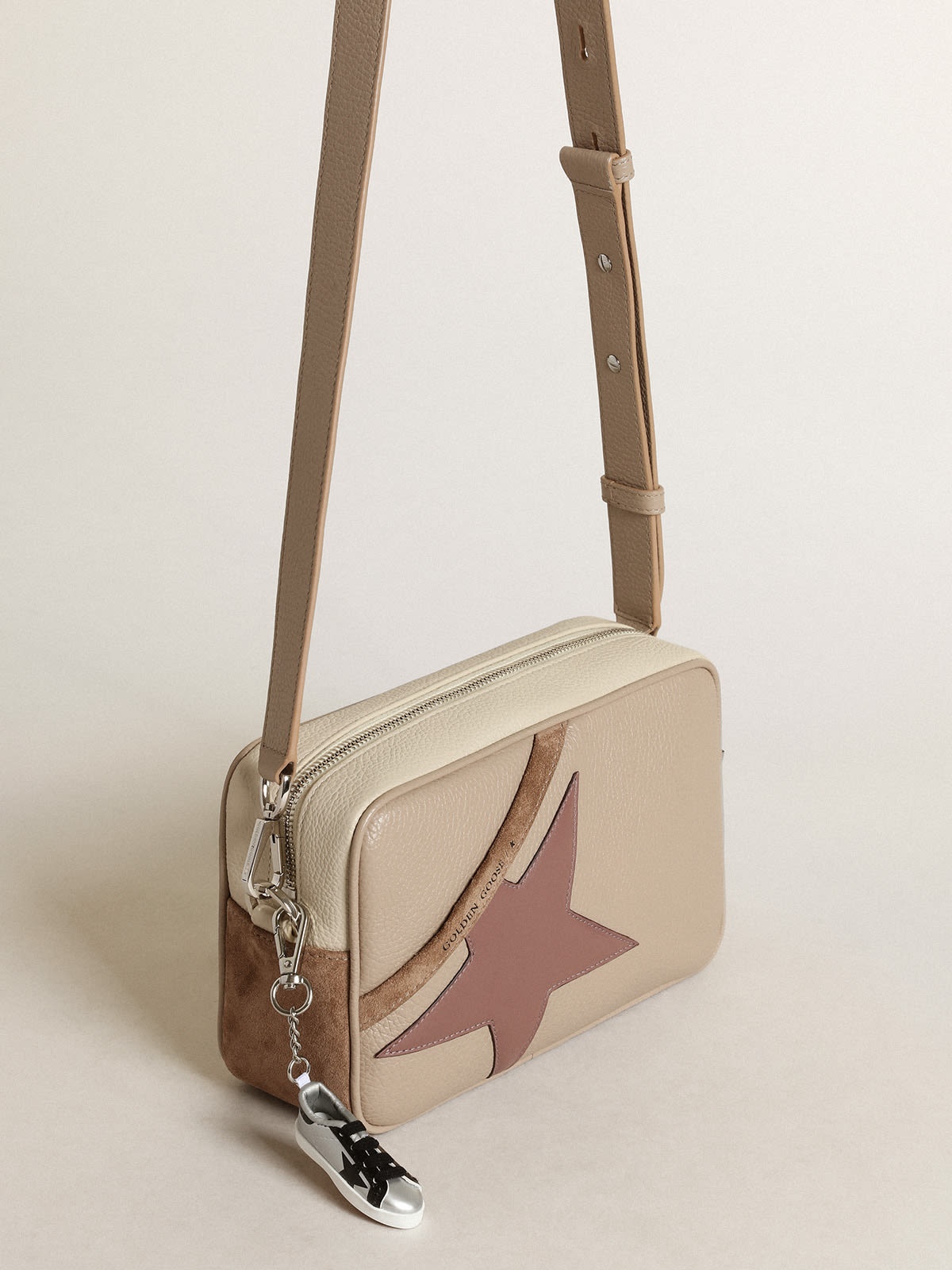 Large Star Bag in off-white hammered leather and cappuccino-colored suede with purple leather star - 2