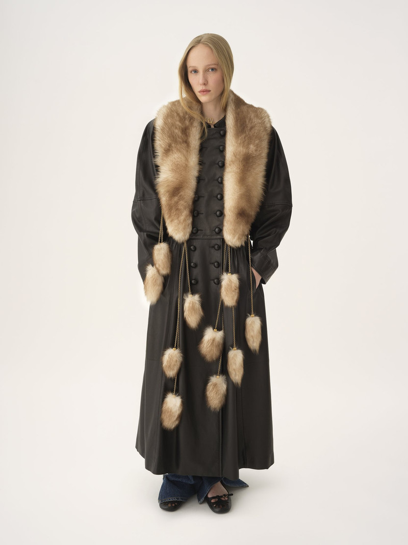 Chloé THE TREASURE TAILS SCARF IN SHEARLING outlook