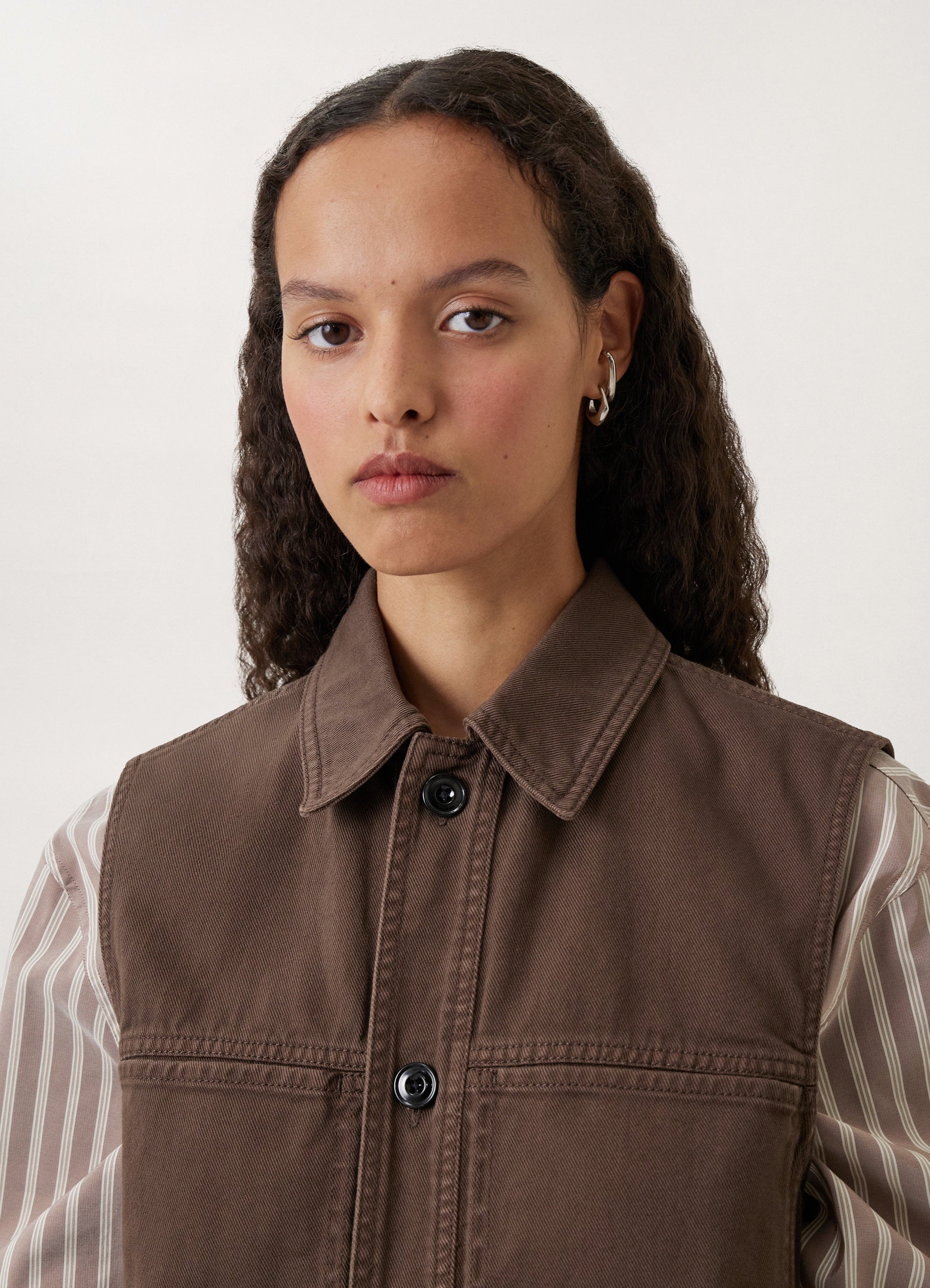 DENIM SLEEVELESS JACKET
GARMENT DYED DENIM - 4