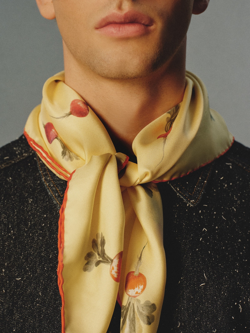 JACQUEMUS The Radish scarf outlook