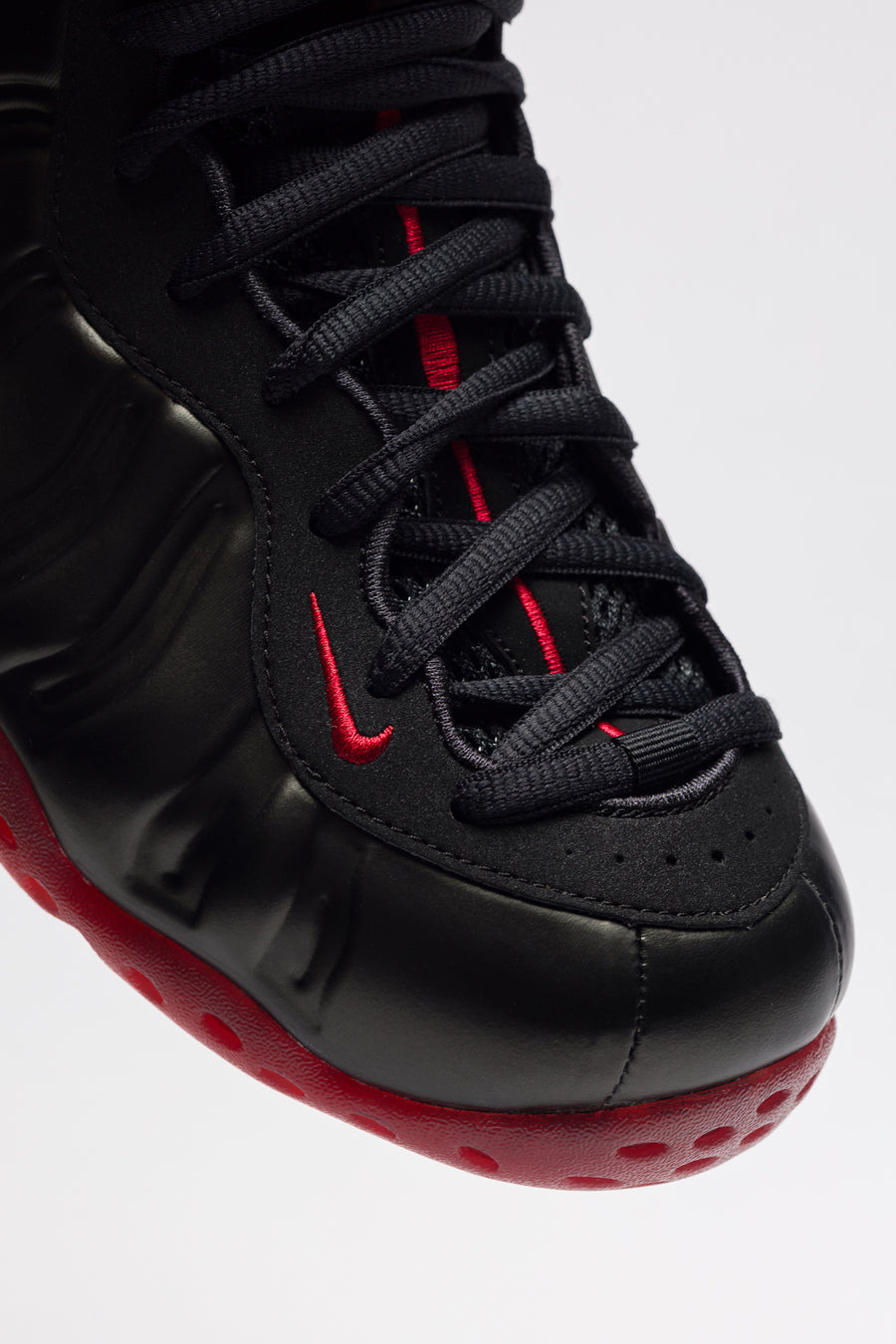 Air Foamposite One Sneaker in Black/Varsity Red - 7