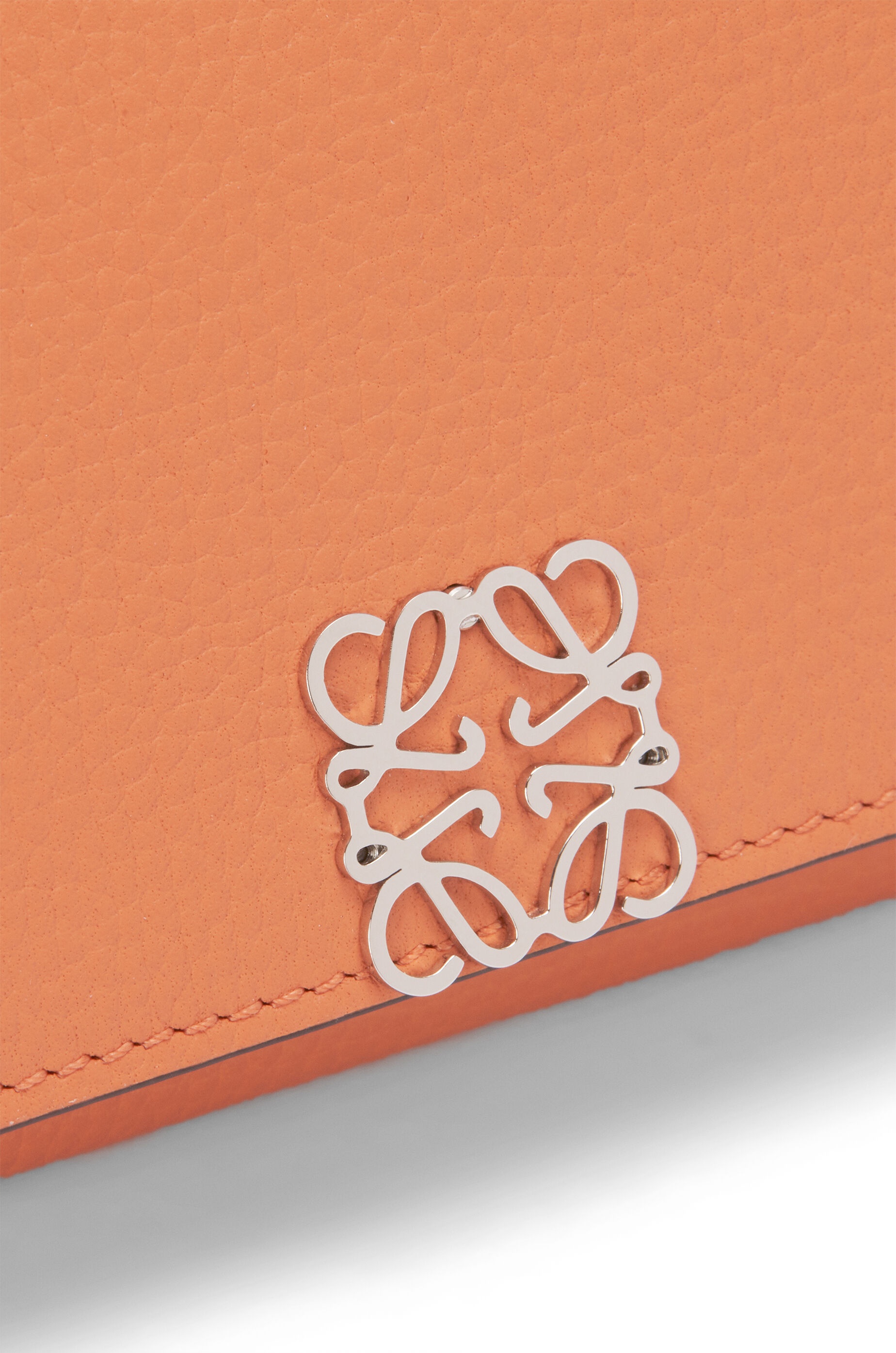 Anagram trifold wallet in pebble grain calfskin - 7
