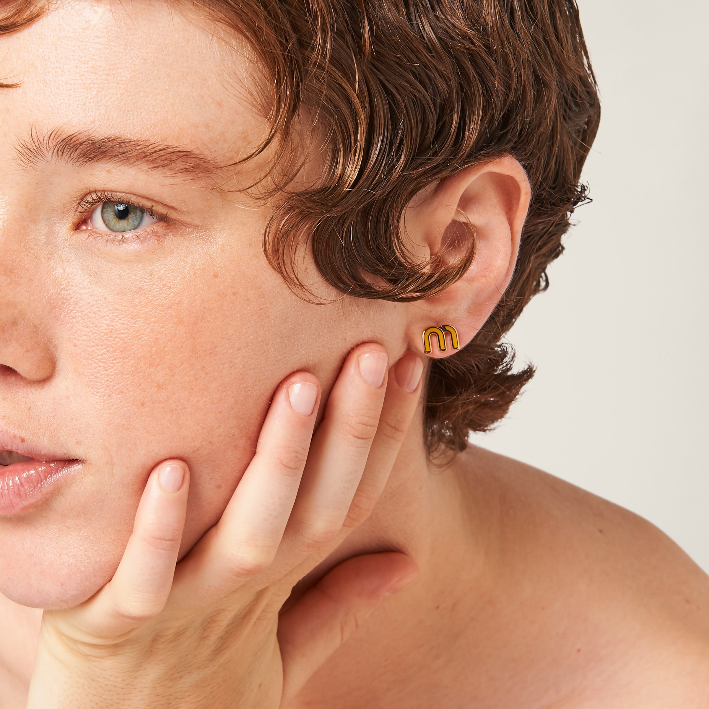 イヤリング MIU MIU MIU MIU EARRINGS IN ENAMELLED L Black Enameled Metal Earrings | Miu Miu