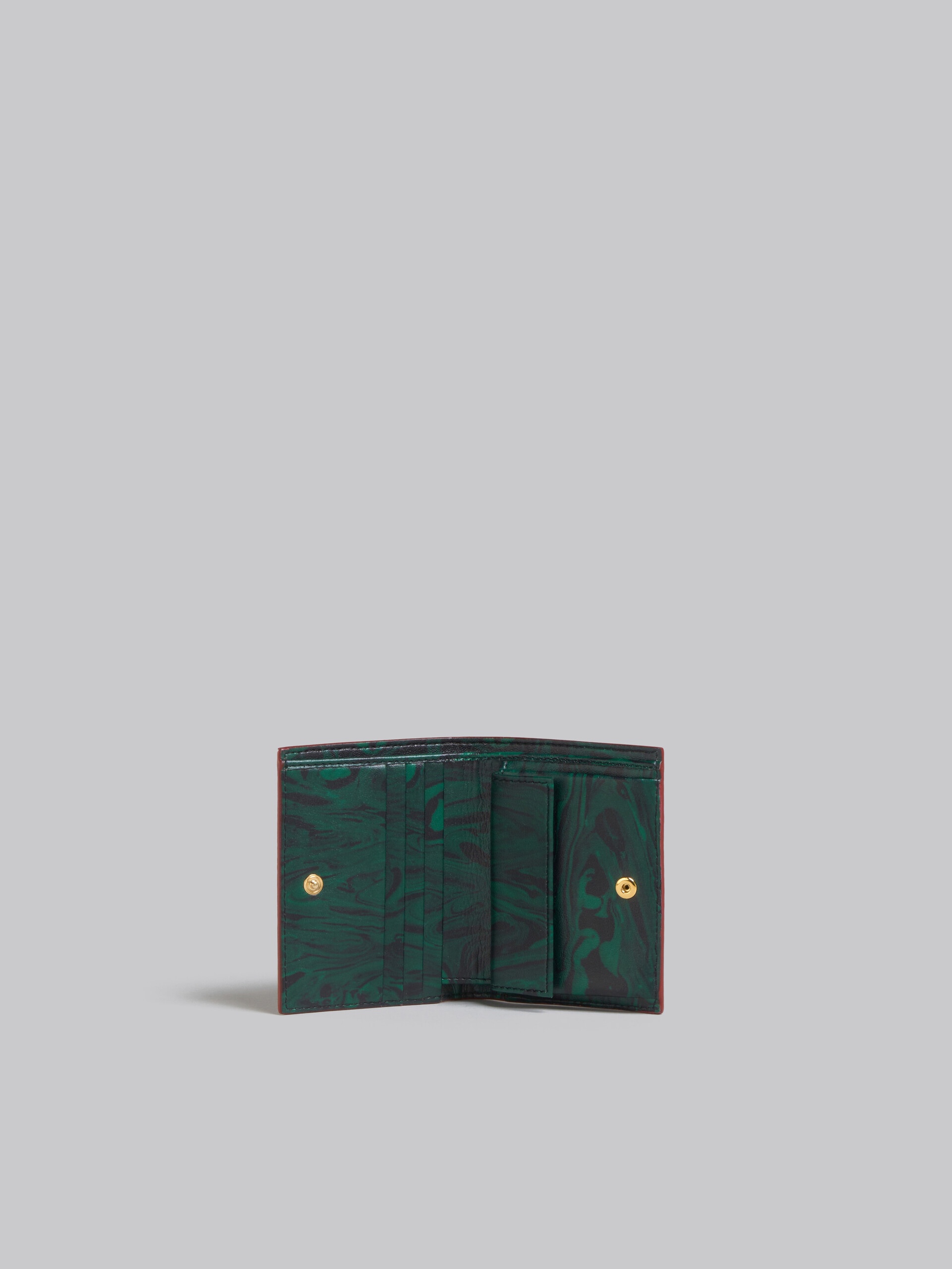 BROWN LEATHER BIFOLD WALLET WITH MARBLED INTERIOR - 2