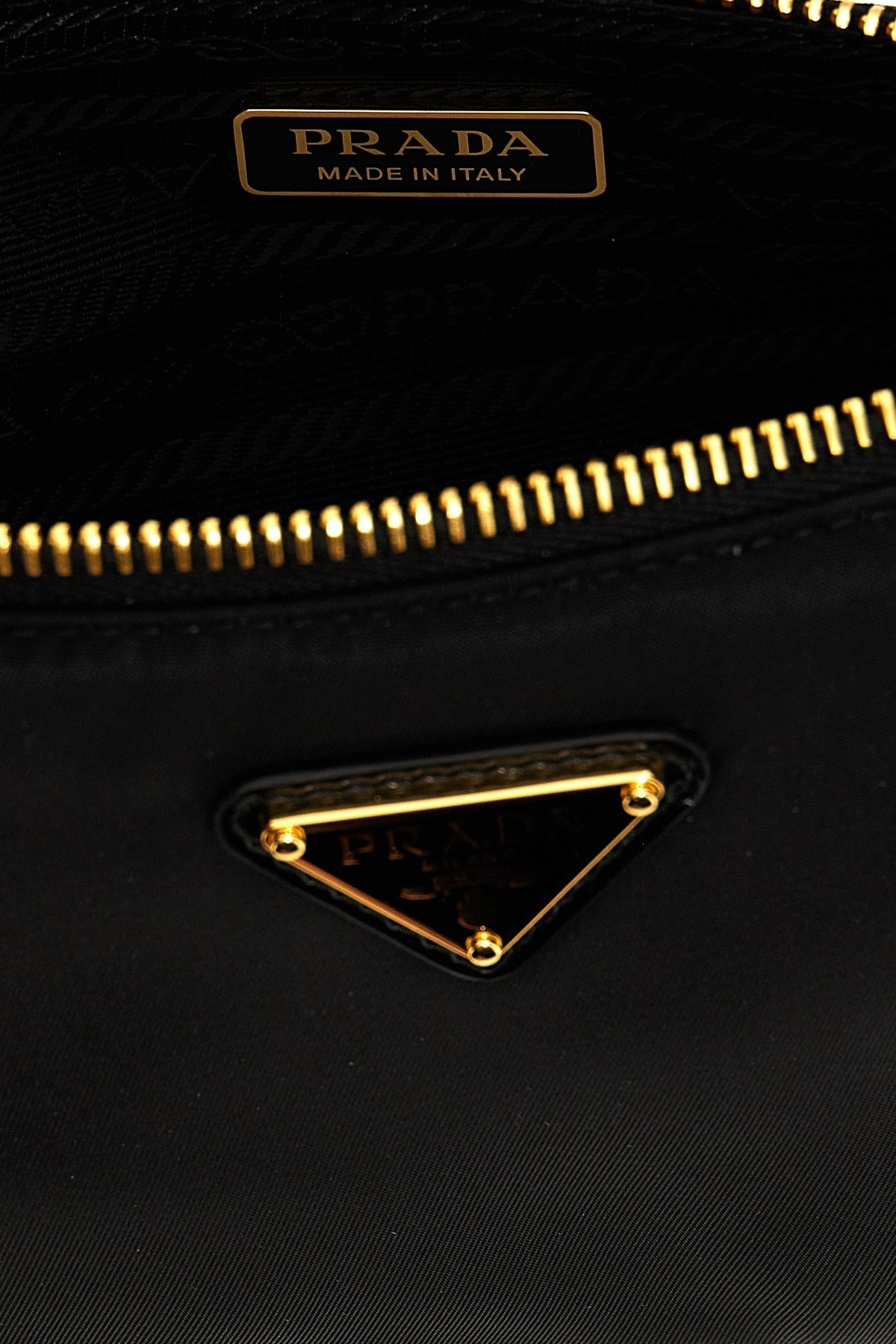 PRADA RE-EDITION 2002 SHOULDER BAG ショルダーバッグ Prada 'Re-Edition 2002' shoulder bag | julianfashion