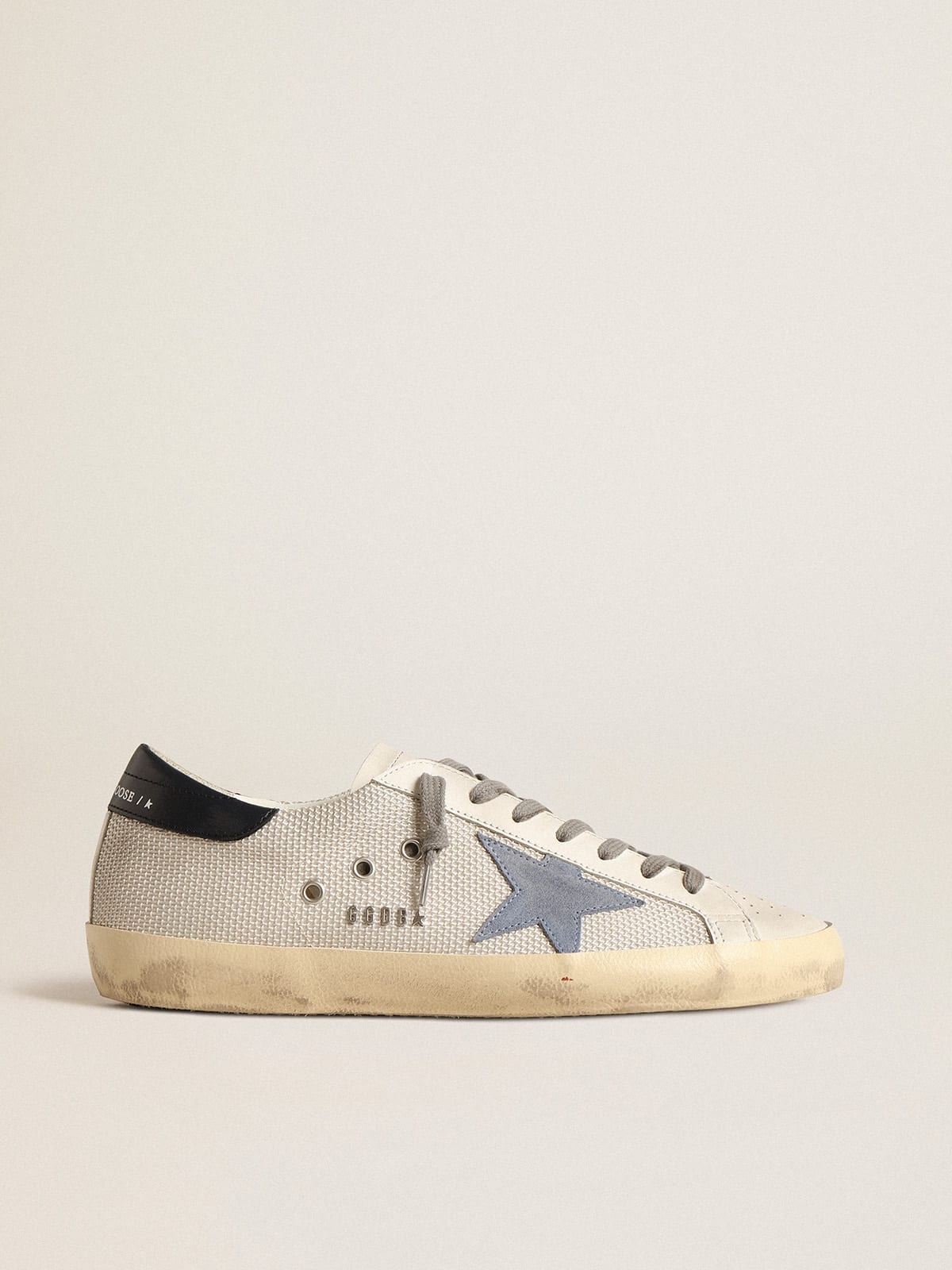 ゴールデングース 青い星が付いた白いミッドスタートレーナー Men's Super-Star in white leather with midnight-blue canvas