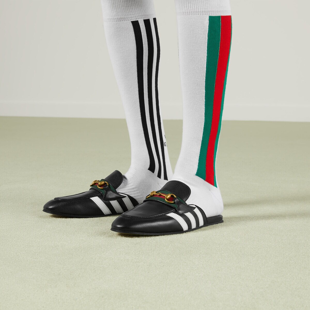 フラットシューズ Horsebit x Adidas Leather Slipper in White GUCCI adidas x Gucci women's slipper with Horsebit | REVERSIBLE