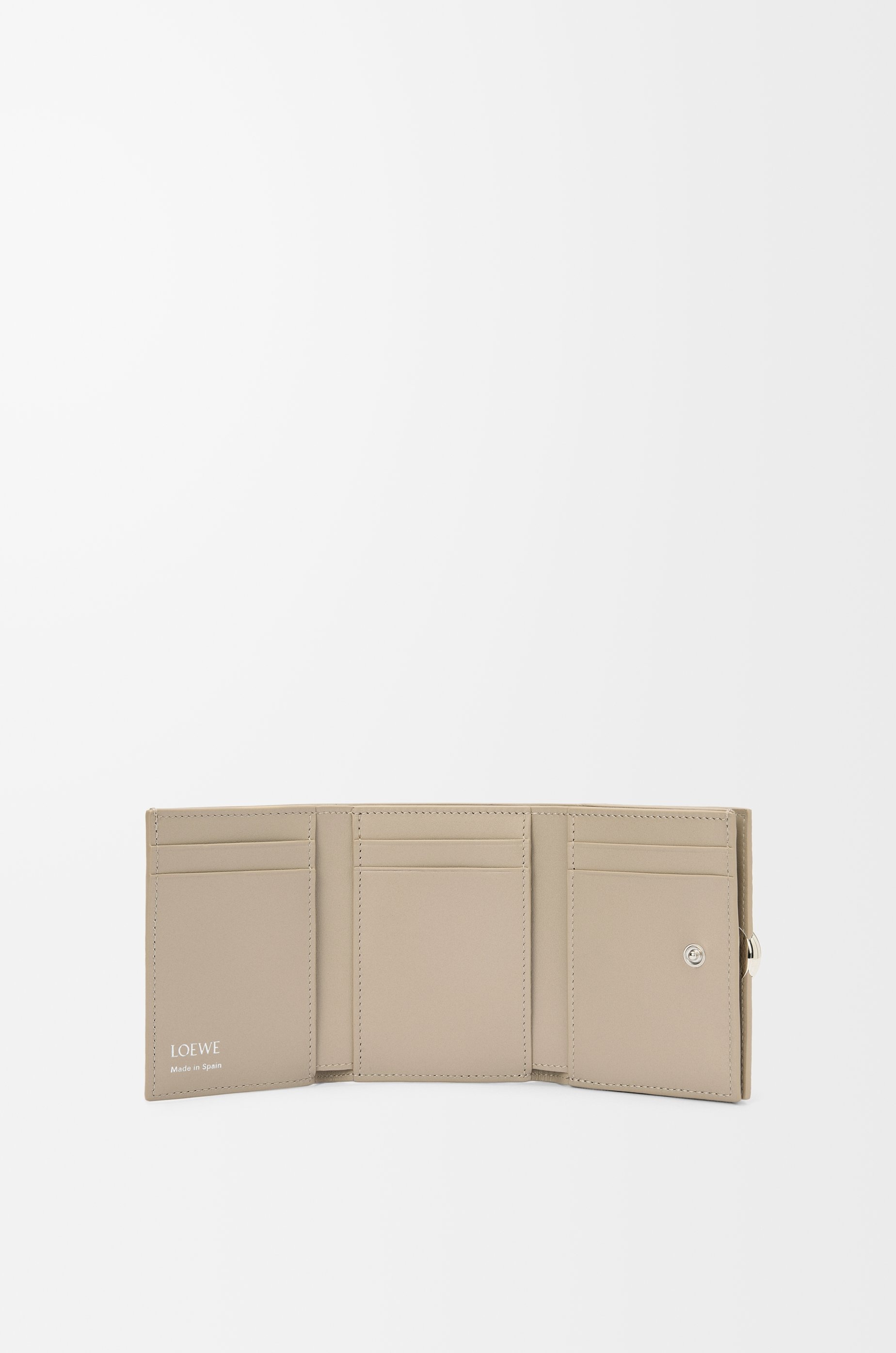 Pebble trifold wallet in pebble grain calfskin - 2