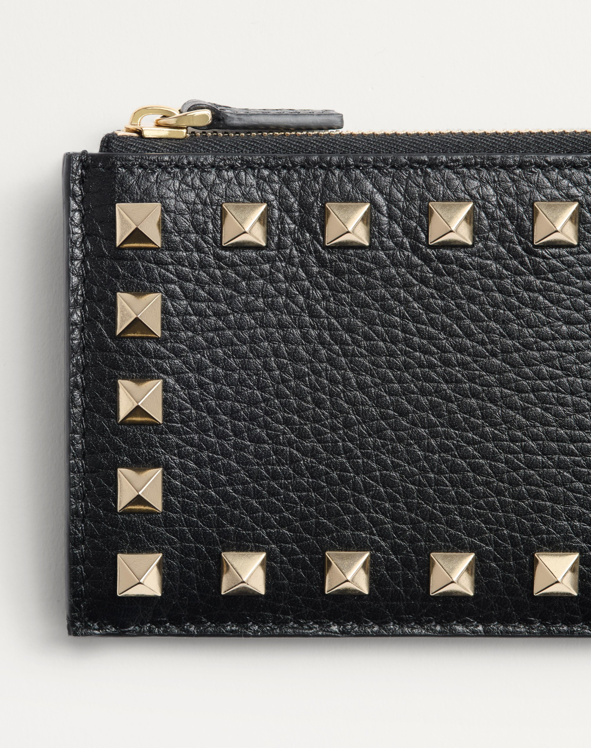 ROCKSTUD GRAINY CALFSKIN CARDHOLDER WITH ZIPPER - 2