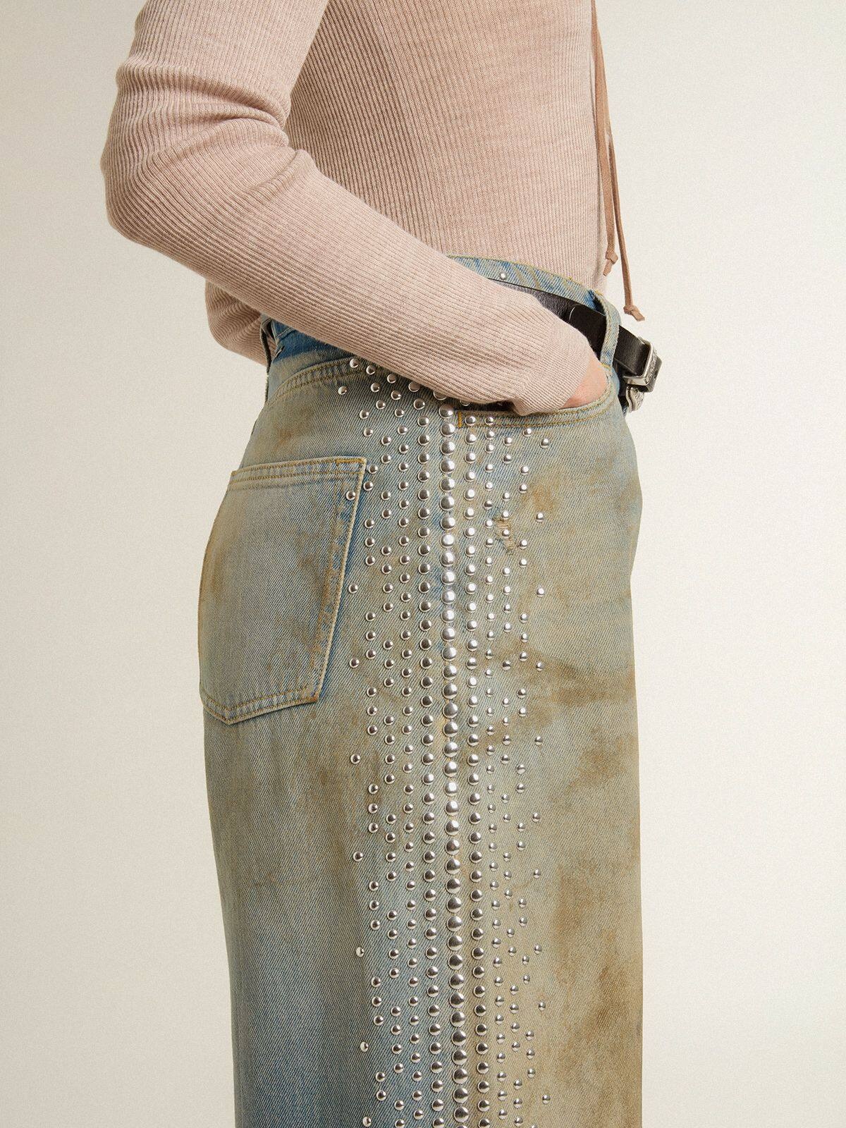 Women's boyfriend jeans with a lived-in effect sand wash and studs - 5