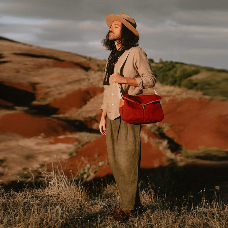 LÉON MESSENGER BAG - CARDINAL RED 5