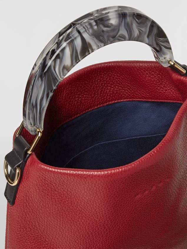HOBO BAG IN RED GRAINED CALFSKIN AND RESIN HANDLE - 4