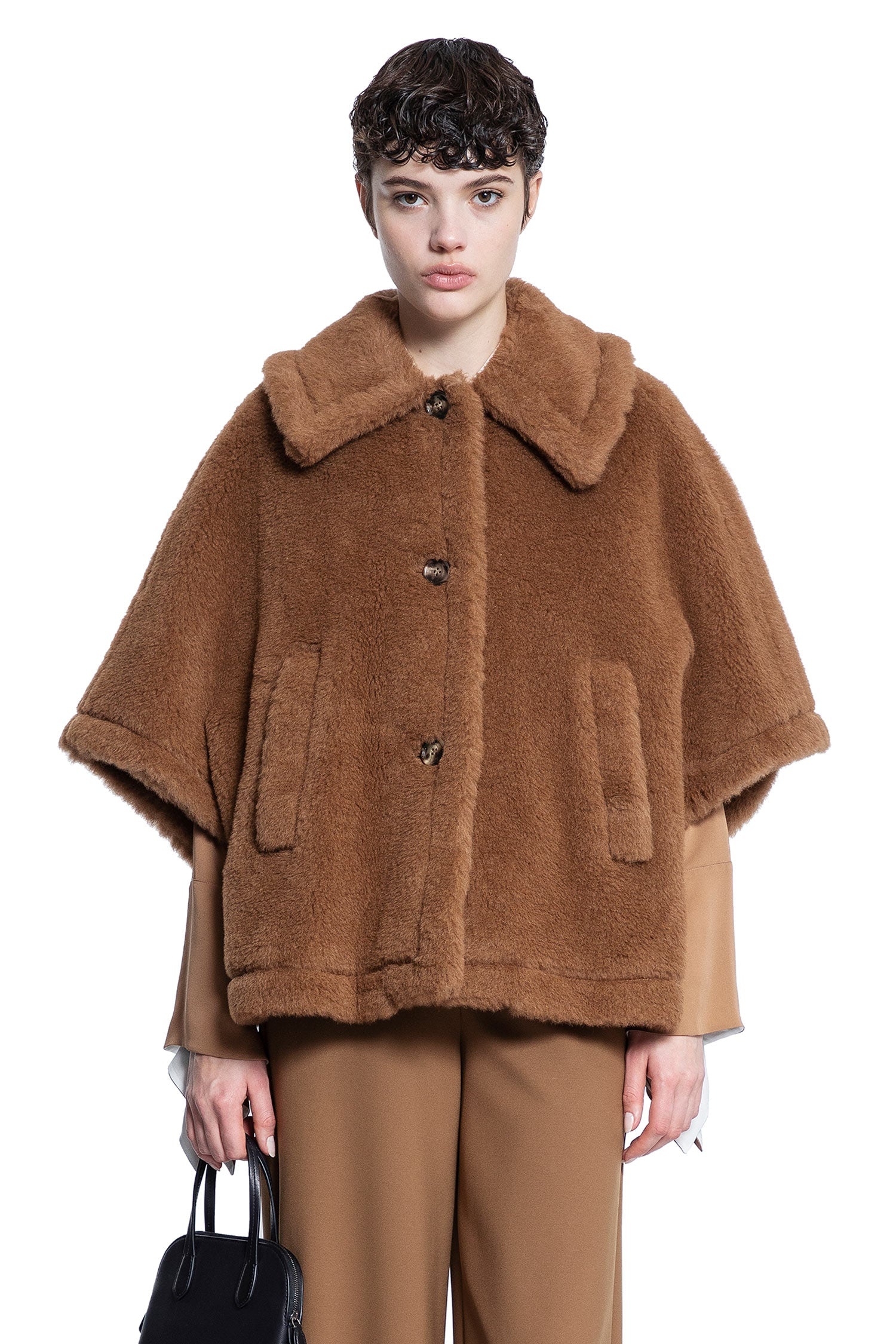 【送料&関税込】Max Mara Tenebre4 Teddy Cape Tenebre alpaca, cashmere and silk teddy cape in beige - Max