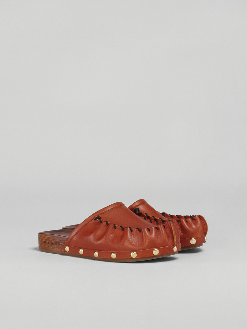 VEGETABLE-TANNED LEATHER AND WOOD CLOG 2