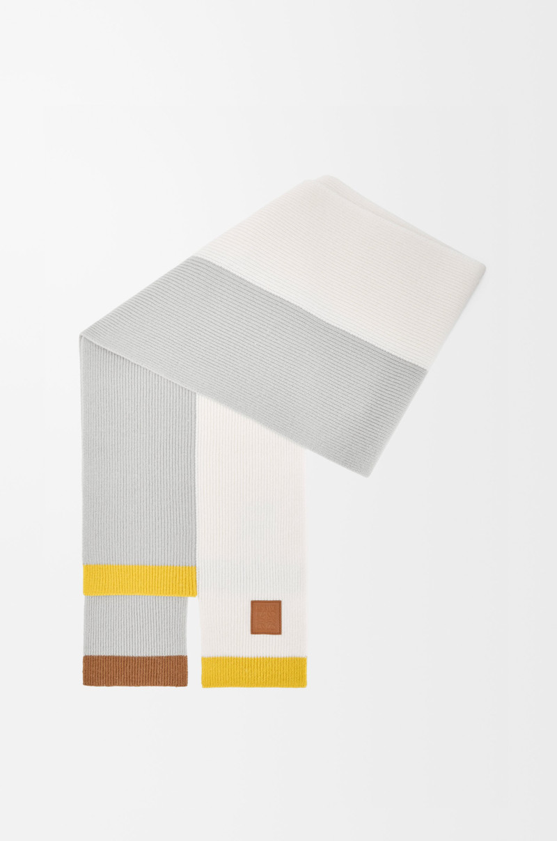 Asymmetric scarf in wool 1