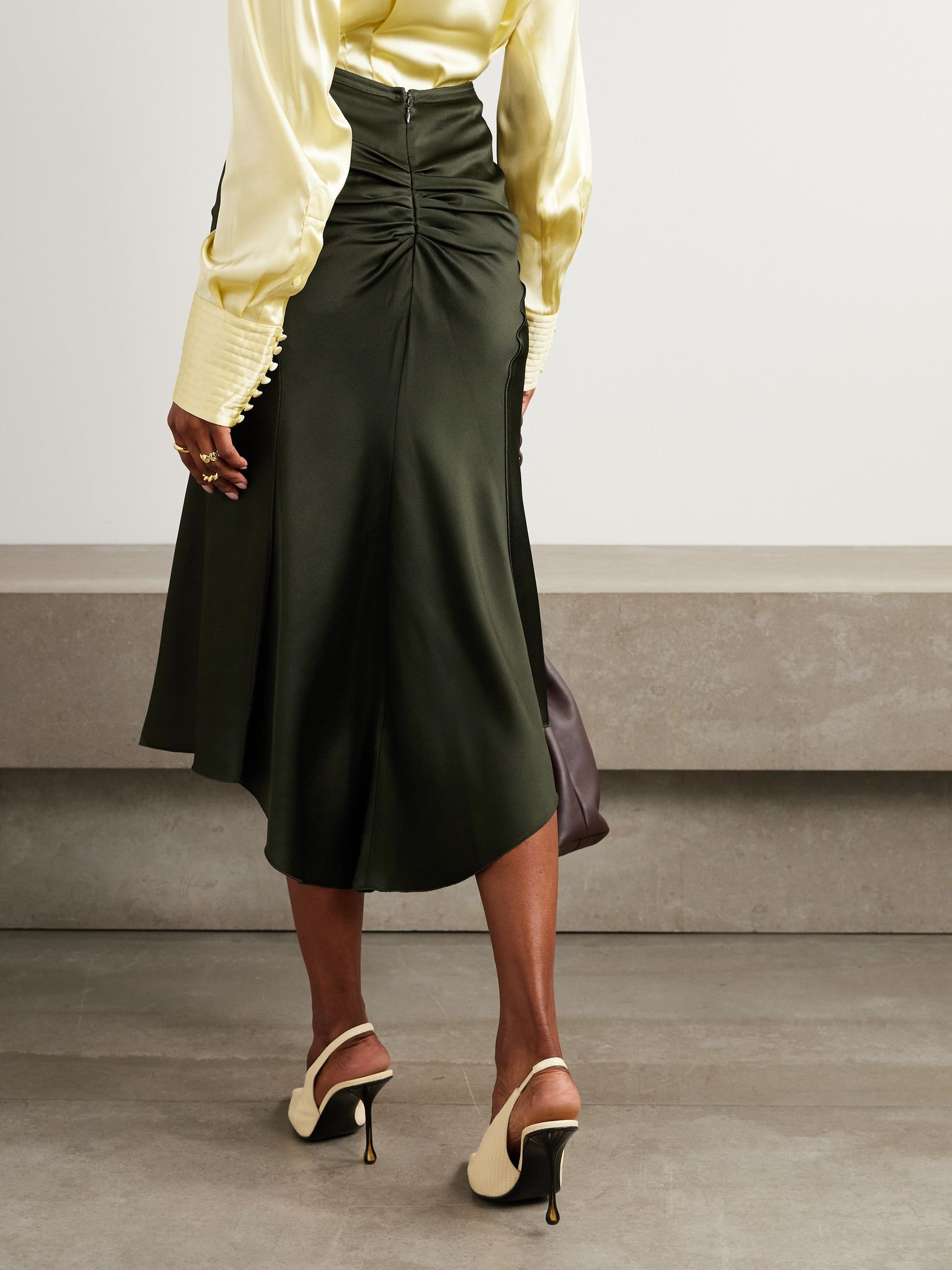 Bella gathered satin-crepe midi skirt Dark green - 3