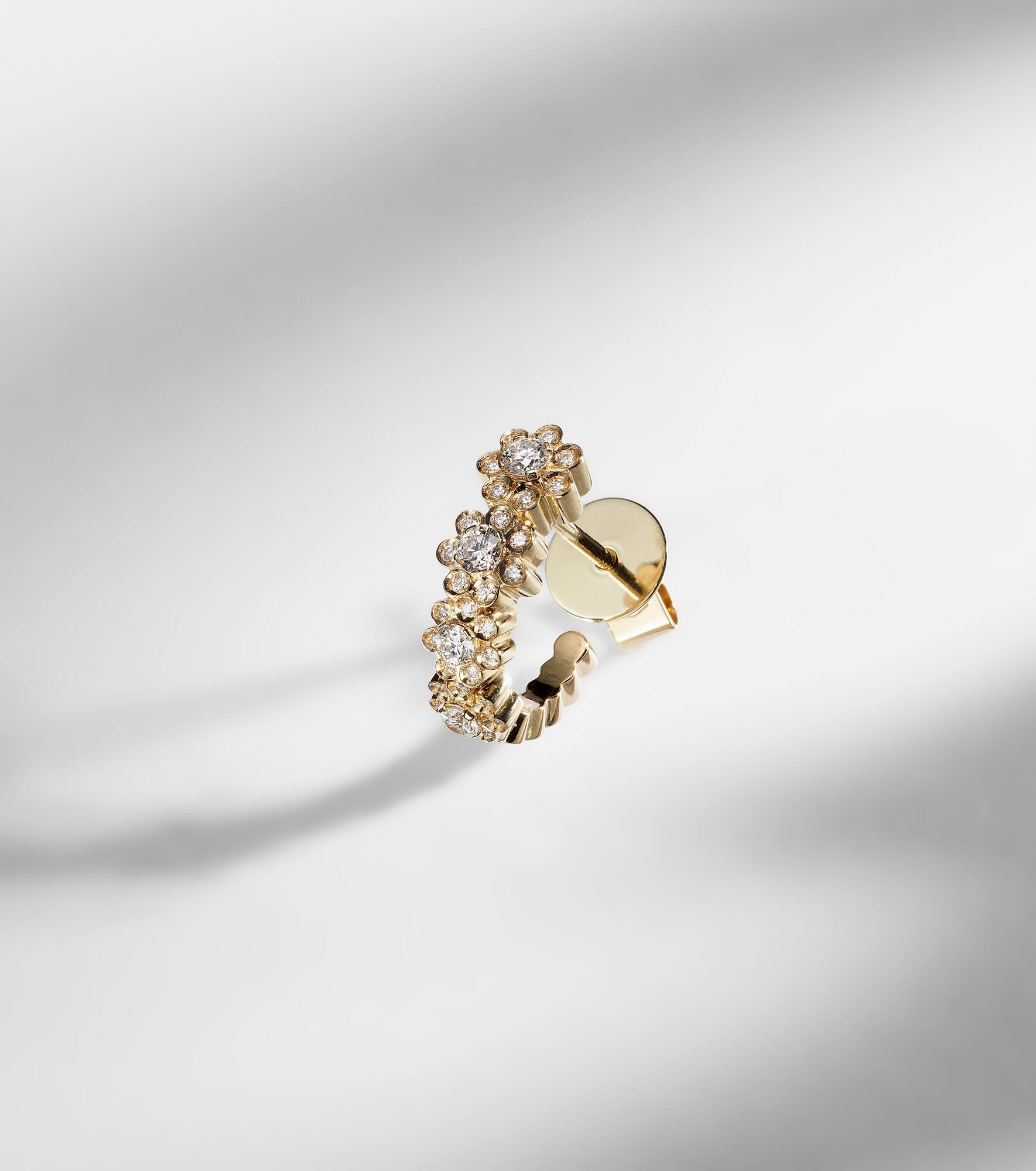 Petite Boucle De Fleurs 18kt gold earrings with diamonds - 5