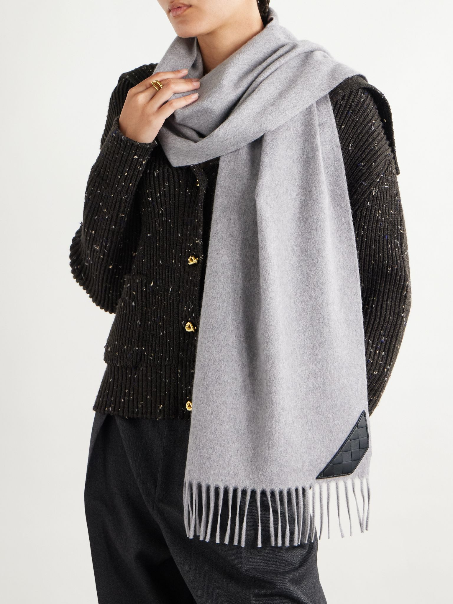 Intrecciato leather-trimmed fringed cashmere scarf Gray - 2