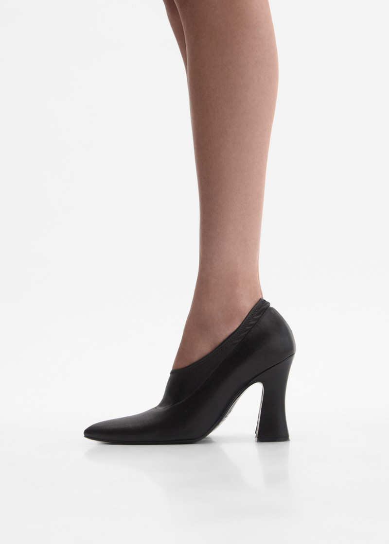 Thick heel pumps in black leather 4