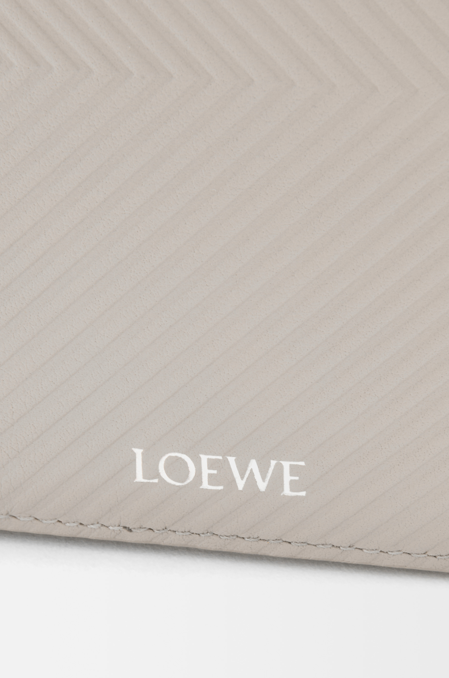 Slim compact walllet in textured classic calfskin - 5