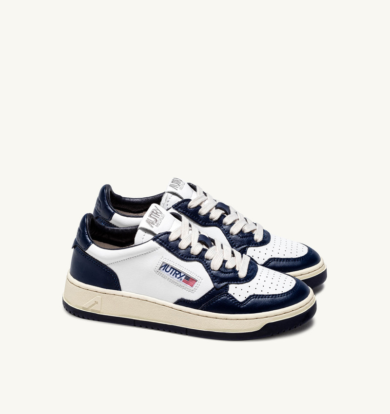 AUTRY MEDALIST LOW BICOLOR SNEAKERS IN WHITE AND BLUE LEATHER outlook