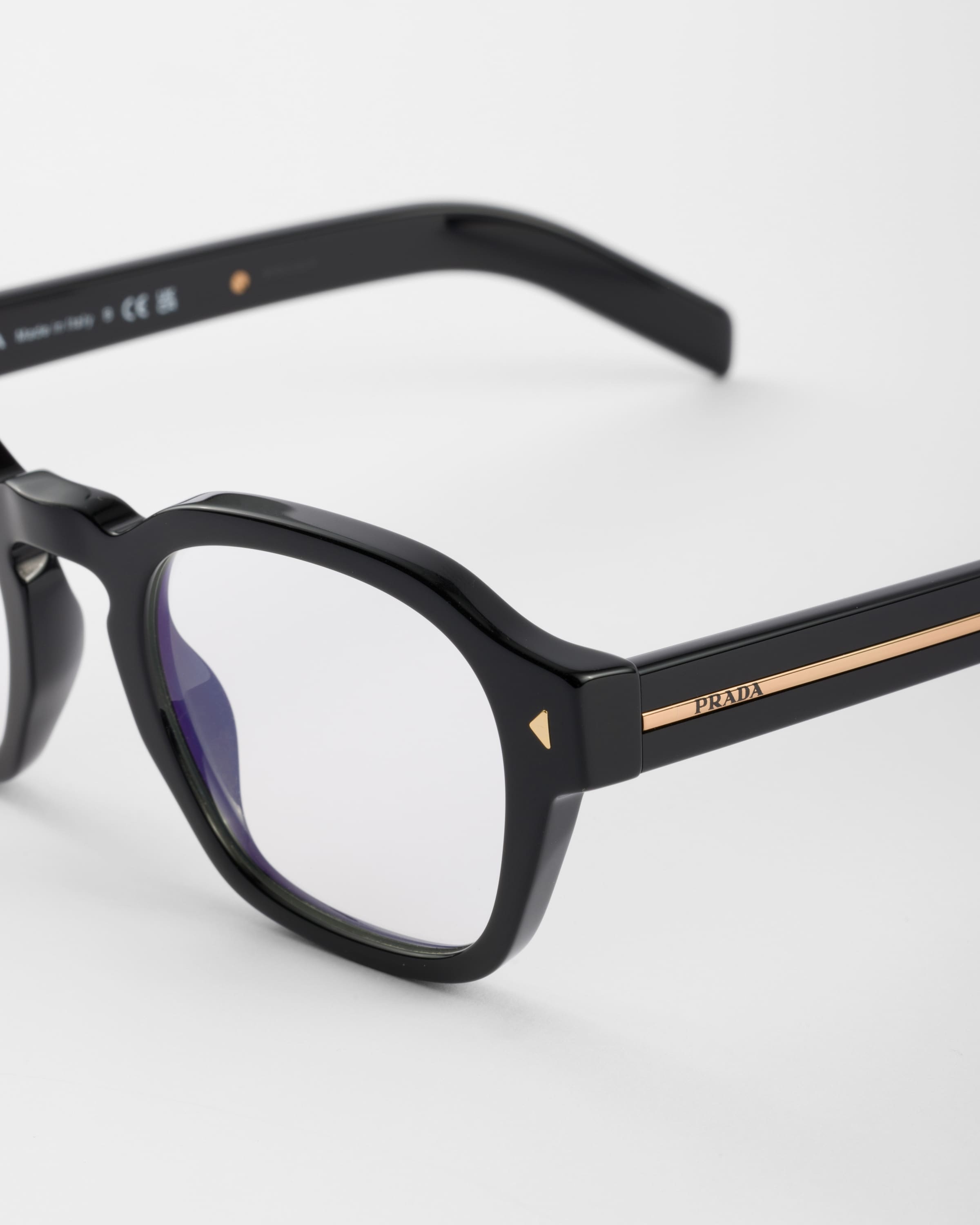 Sunglasses with the iconic metal plaque - 5