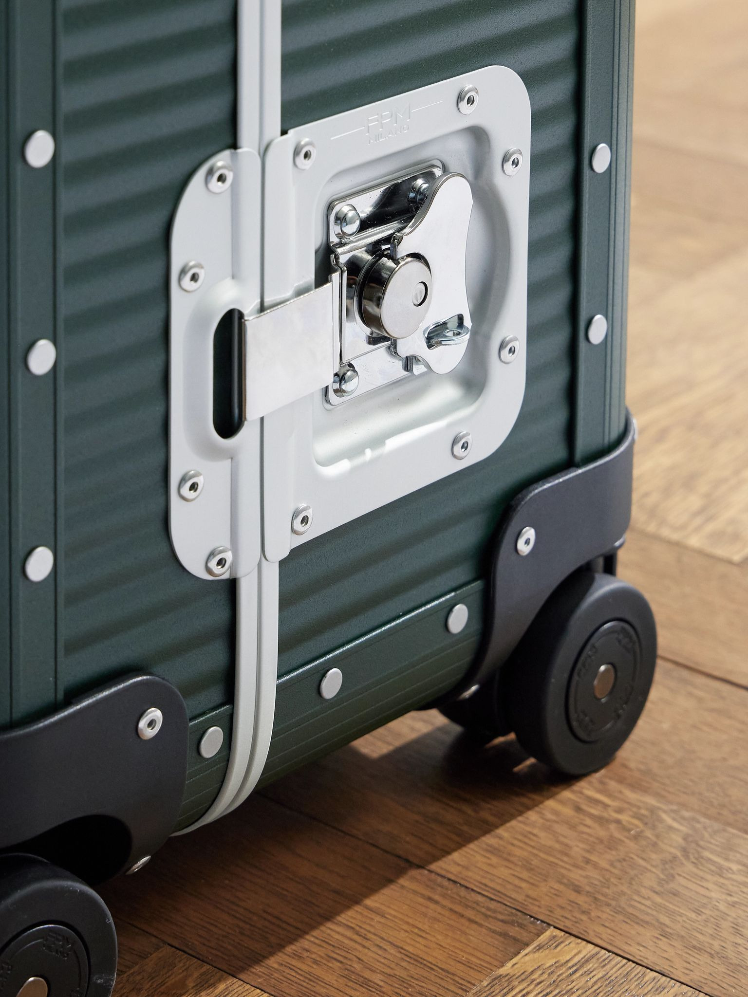 Bank Spinner 76cm Leather-Trimmed Polycarbonate Spinner Suitcase Green - 5