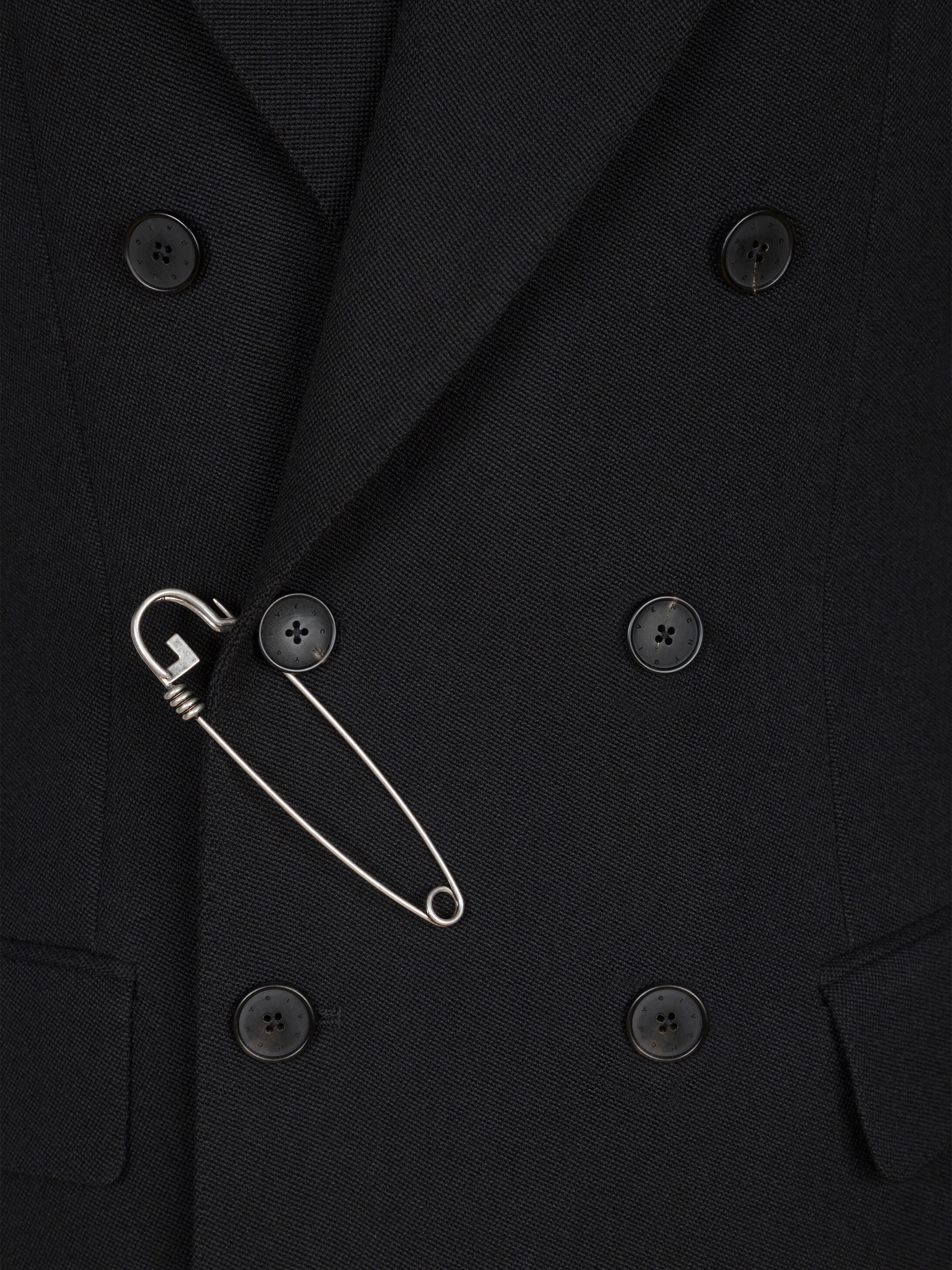 Double braisted coat in wool with G pin - 6