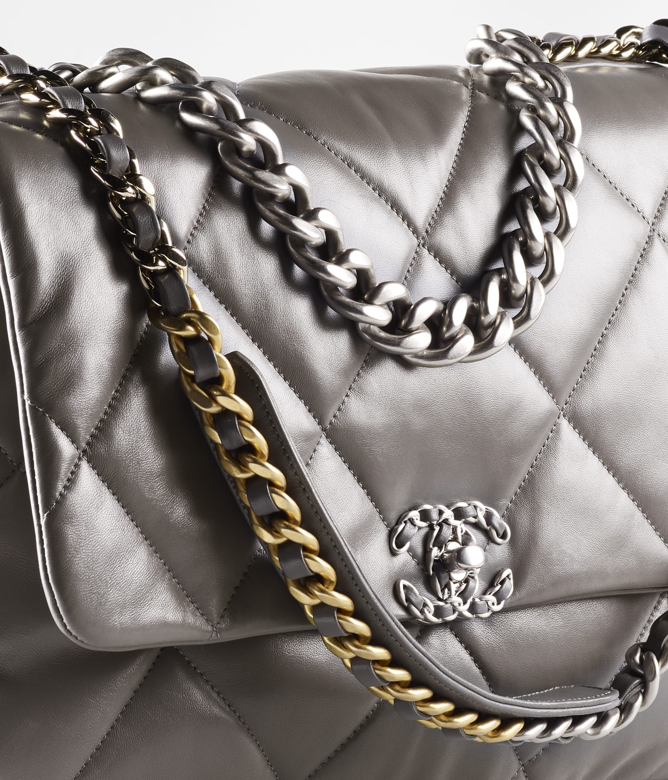 CHANEL 19 Maxi Handbag - 4