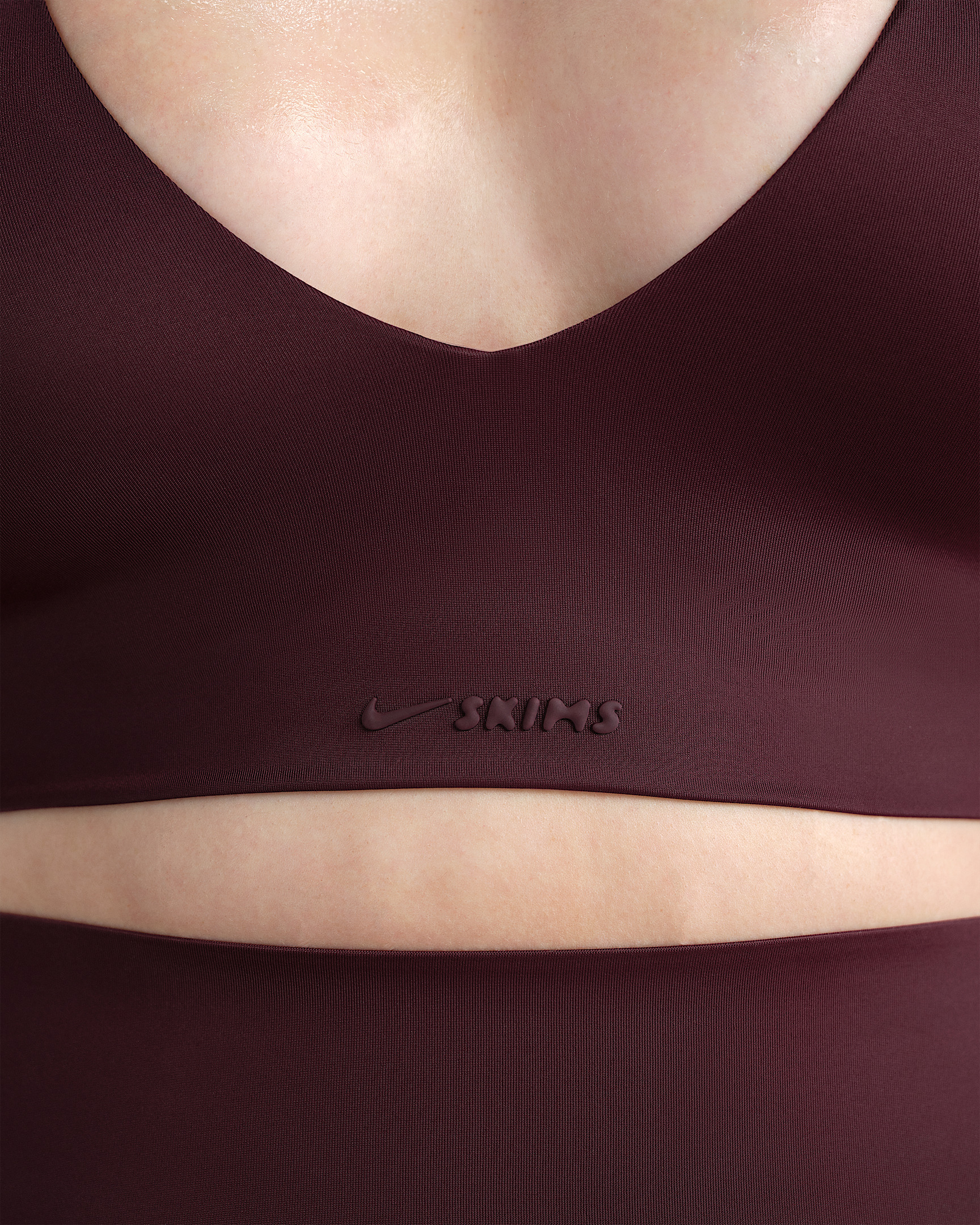 NikeSKIMS Shine Women's V-Neck Bra - 10