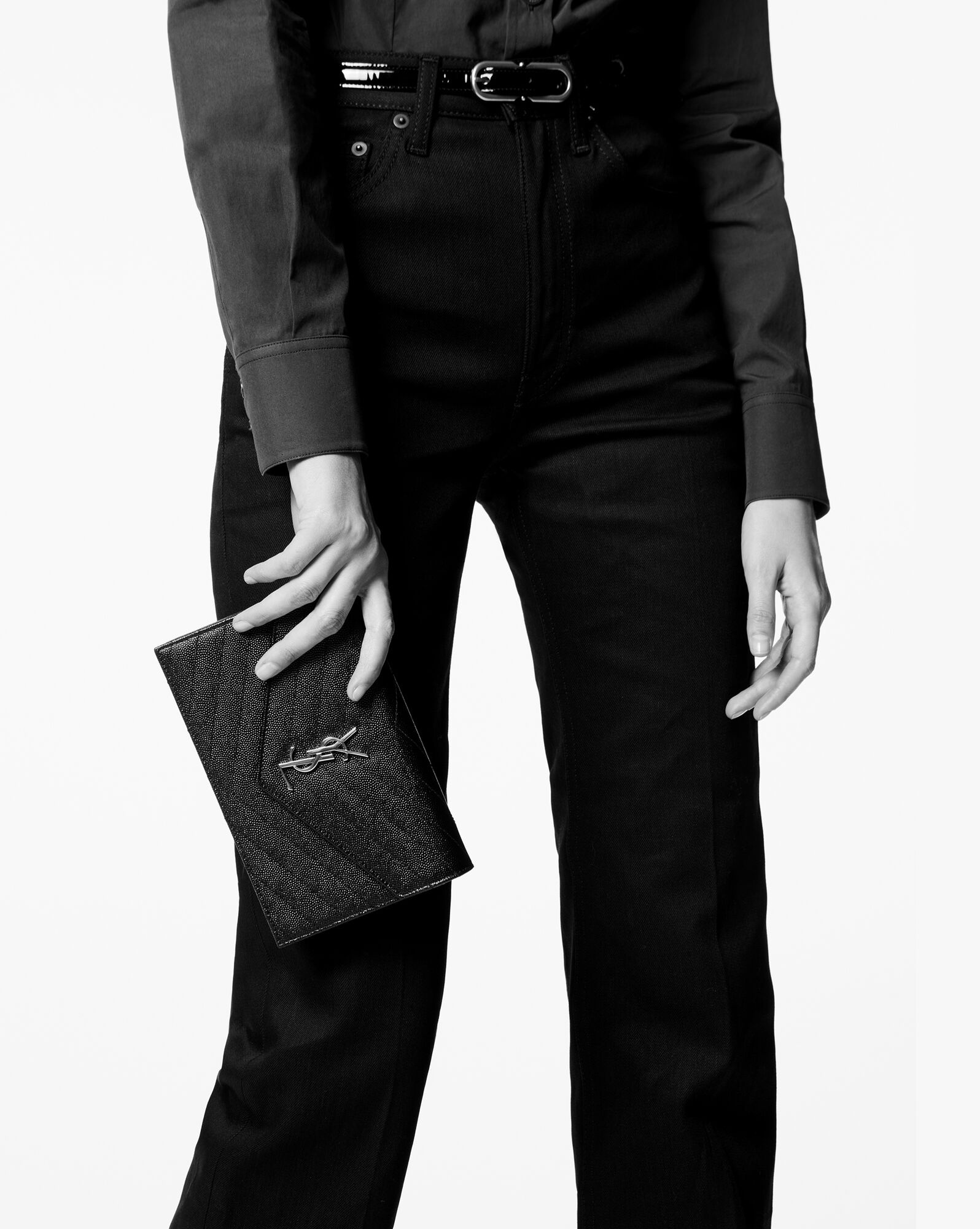 cassandre matelassé envelope chain wallet in grain de poudre embossed leather - 2
