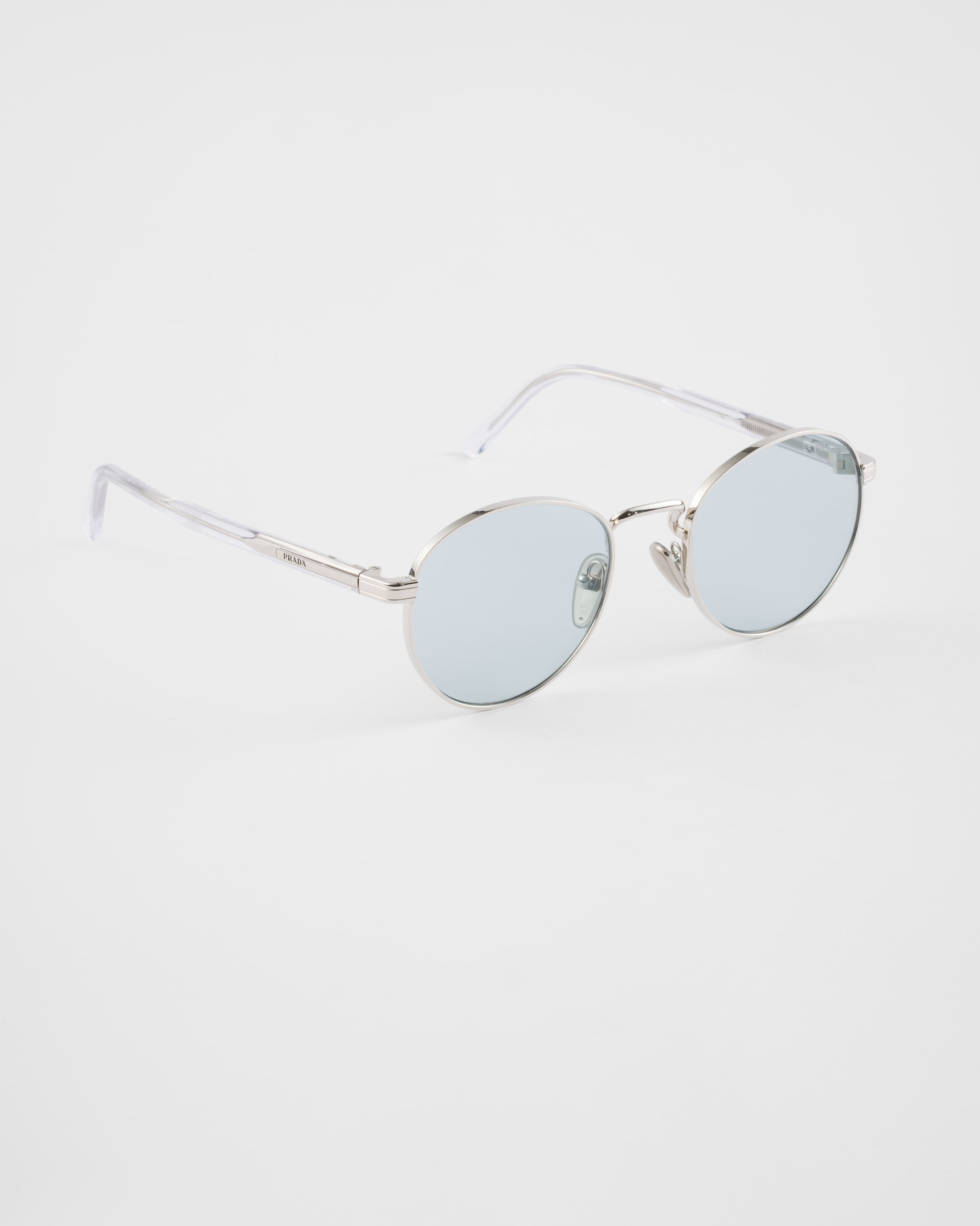 Sunglasses with the iconic metal plaque - 3