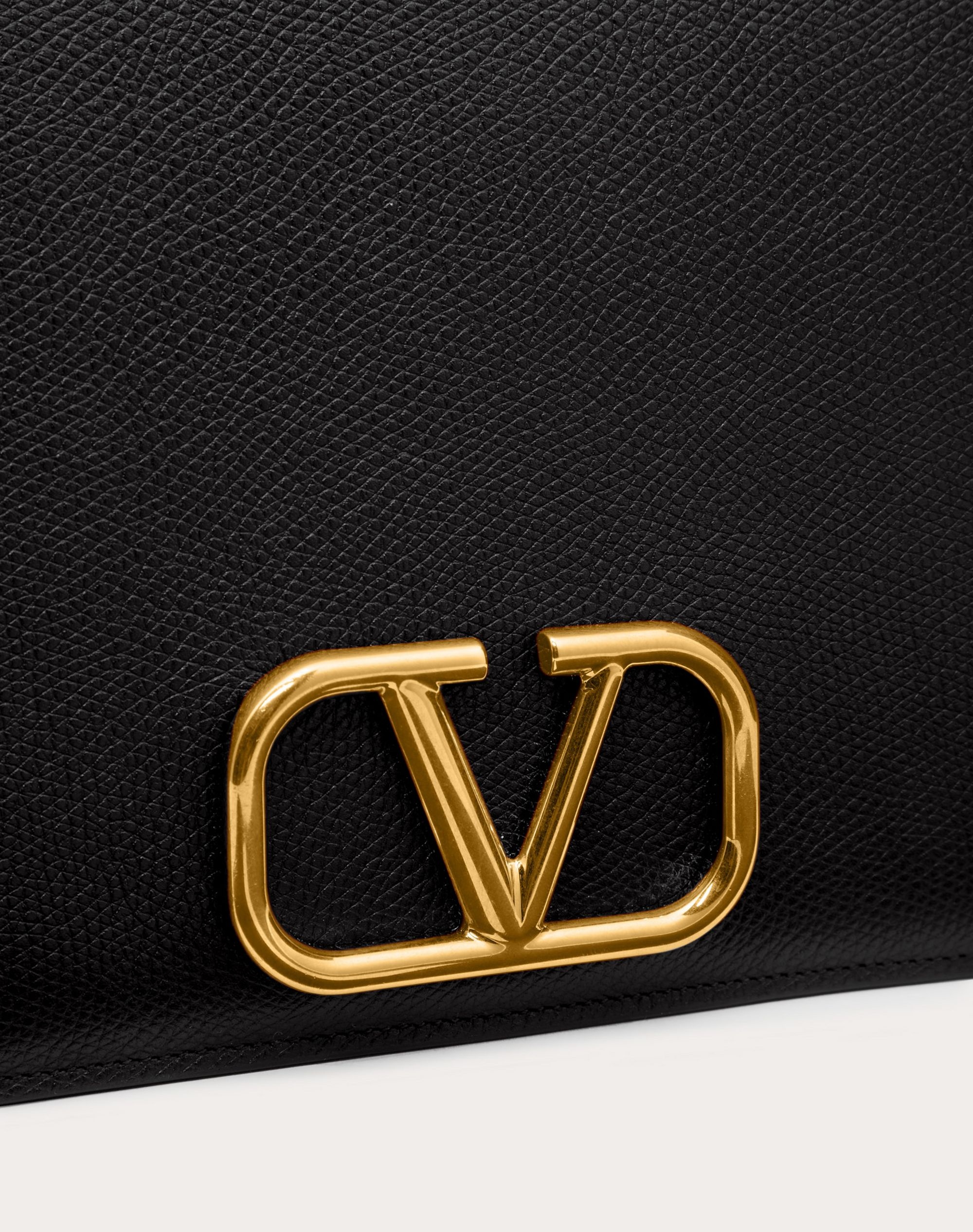 VLOGO SIGNATURE GRAINY CALFSKIN POUCH - 2