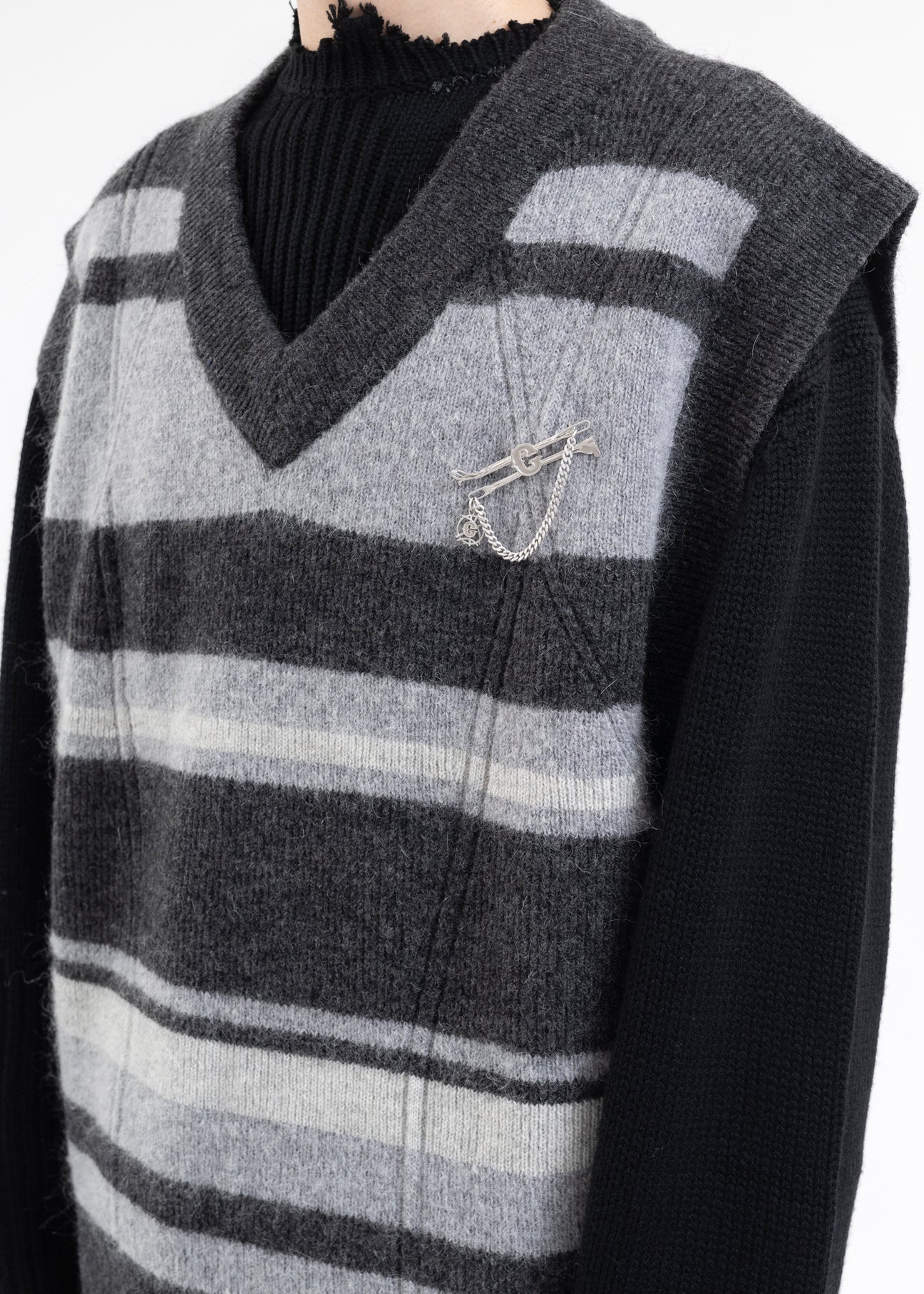 GRAY AND BLACK HOLLOW OUT V-NECK KNIT VEST - 2