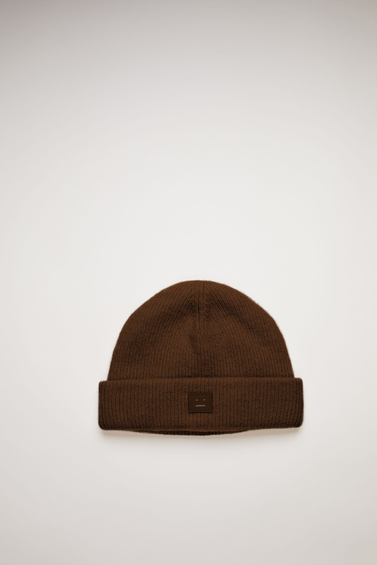 Face patch beanie dark brown - 1